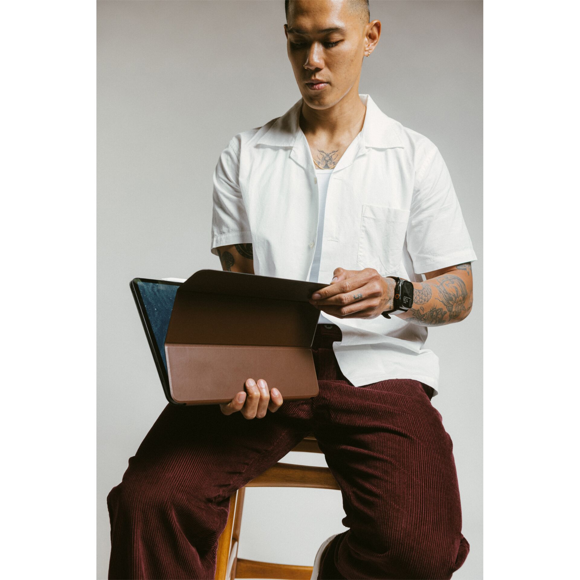 Person, Sitzen, Hemd, Hosen, Mann