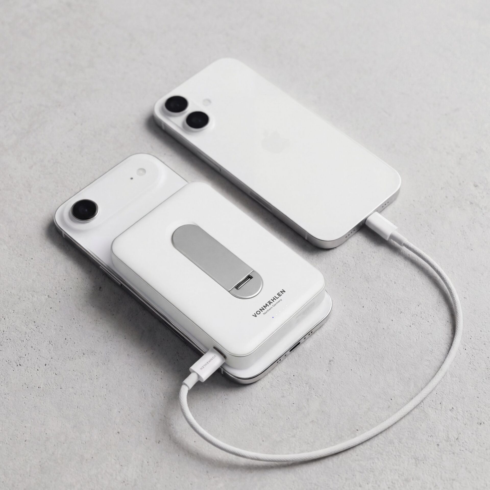 iPhone, Weiß, Dual-Kamera, MagSafe-Ladegerät, Rückseite zu Rücken Geräte