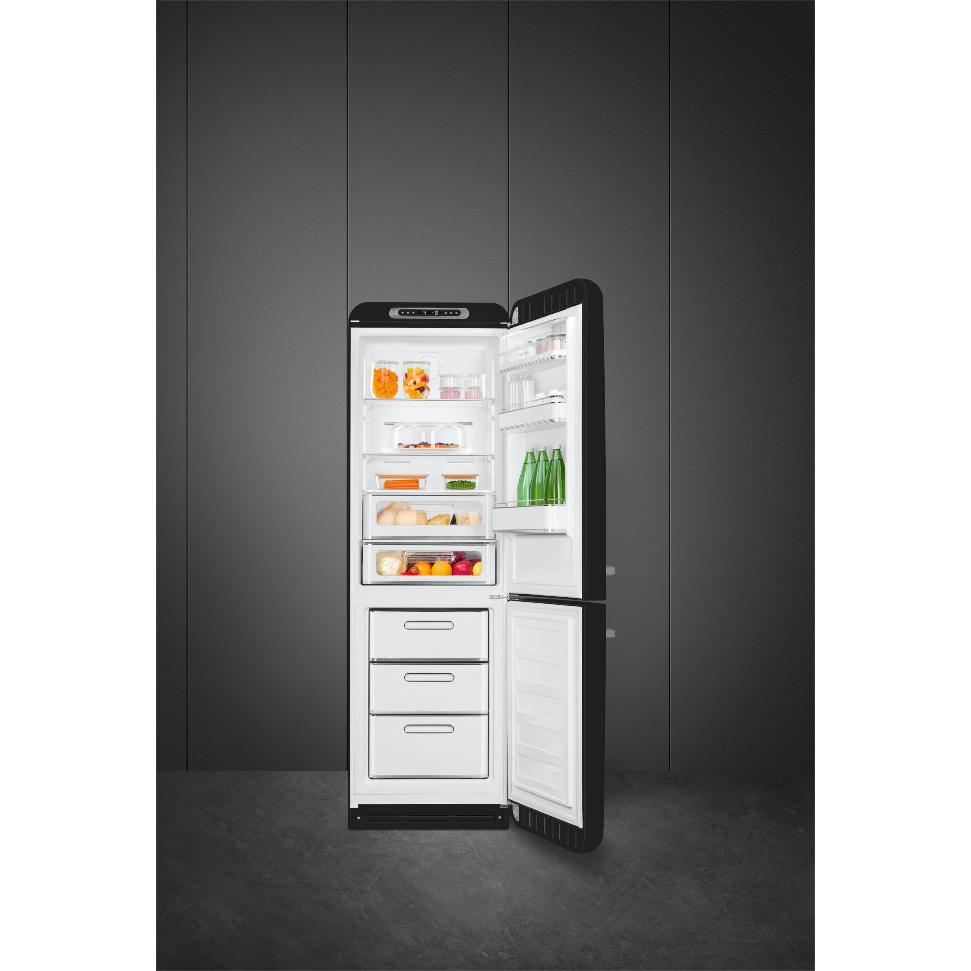 Gerät, Elektrisches Gerät, Gerät, Elektrisches Gerät, Kühlschrank, Gefrierkombination, Kühl-Gefrierkombination, Schwarz-weißer Kühlschrank, offen