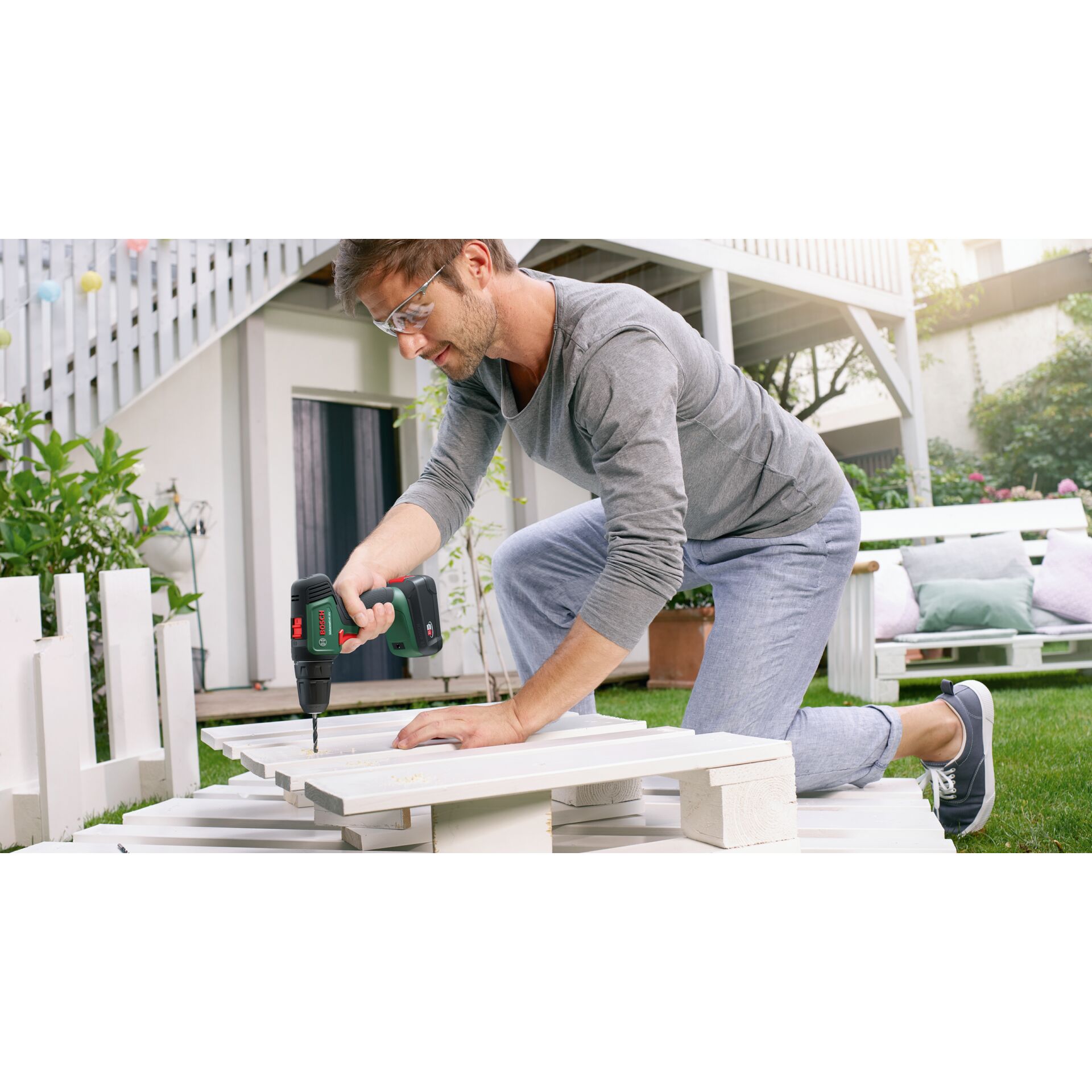 Drinnen, Innenarchitektur, Elektrische Bohrmaschine, Werkzeug, Tennisball