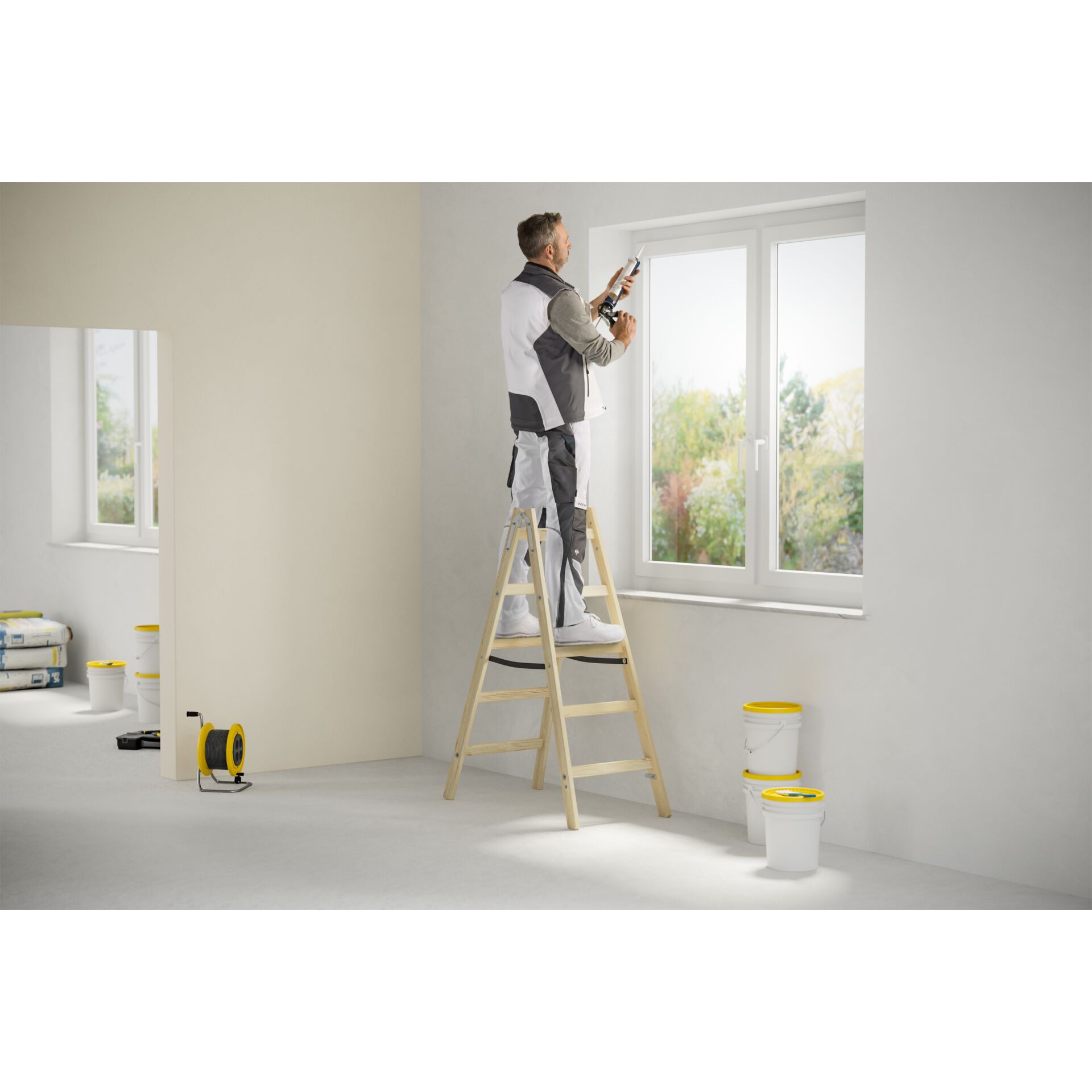 Leiterstufe, Arbeiten in Höhe, Farbmaterialien, Fensterinstallation, Baustellenarbeitsplatz