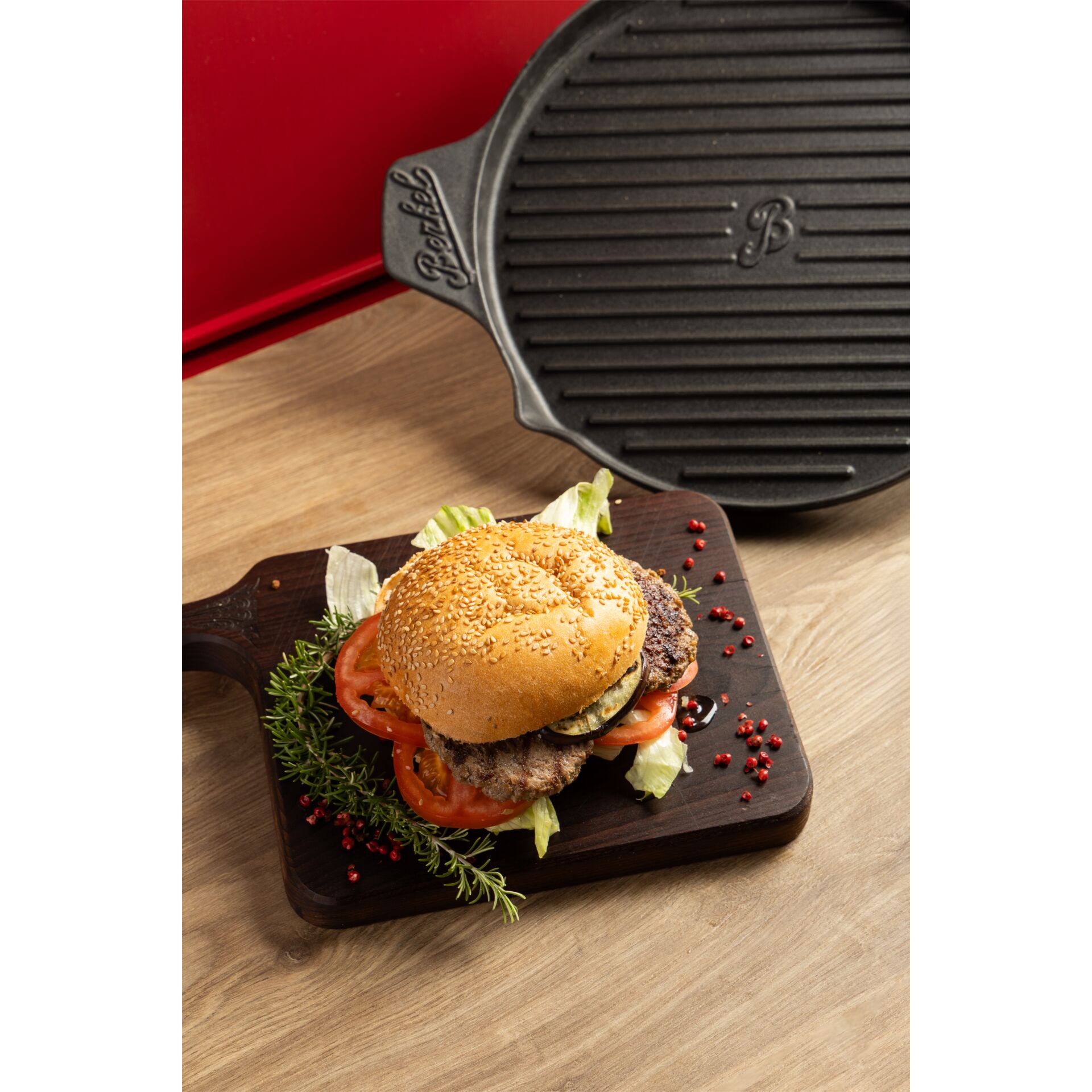 Hamburger, Tomate, Sesambrötchen, Grillpfanne, Röstaromen, Blattgrün