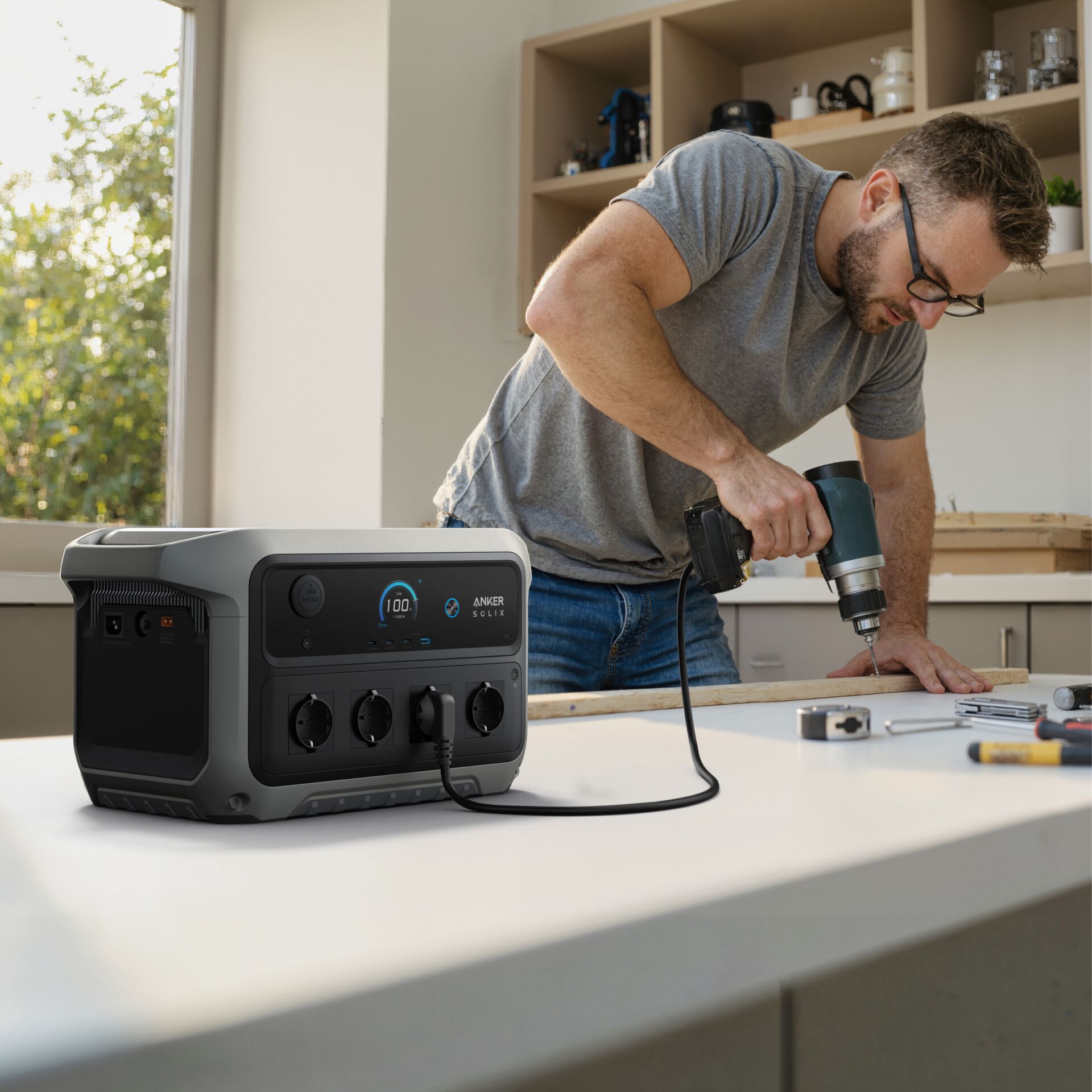 Notstromversorgung, Powerstation, Batterie, Schraubarbeiten, Werkbank