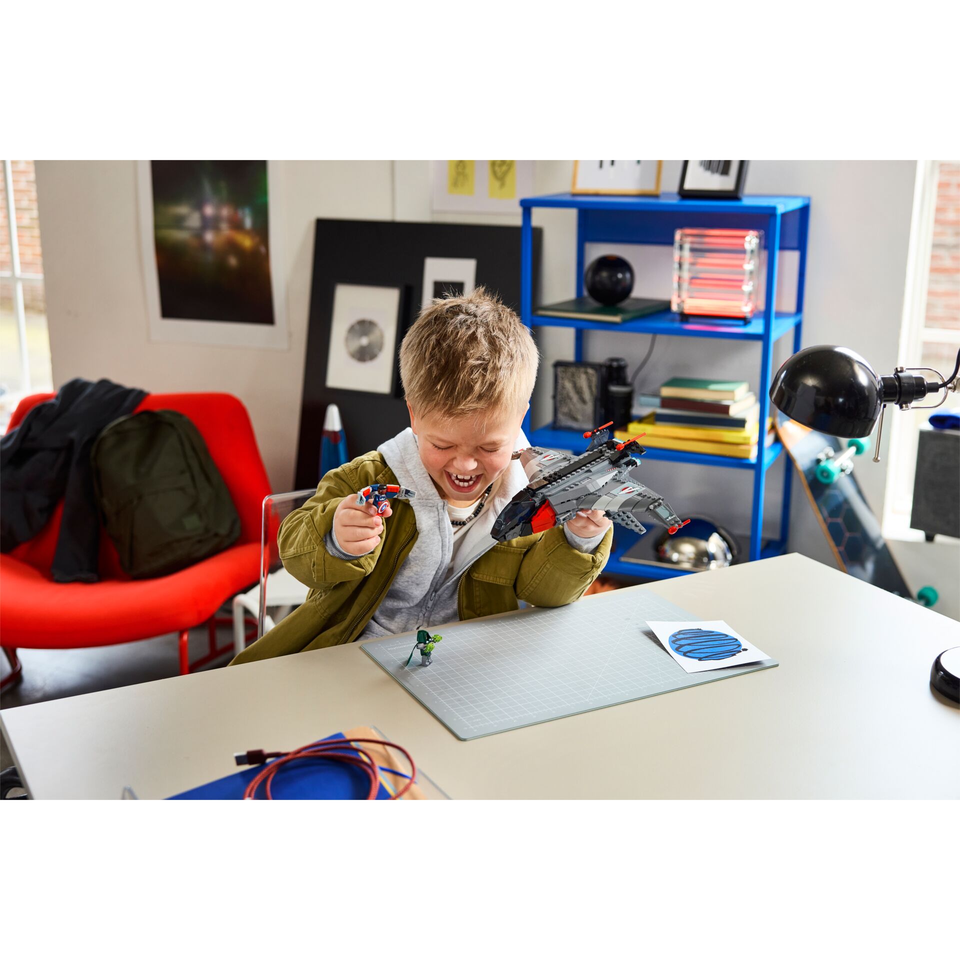 Spielzeugmodell, Kleiner Junge, Modellflugzeug, Baubausatz, Bauklotzmodell