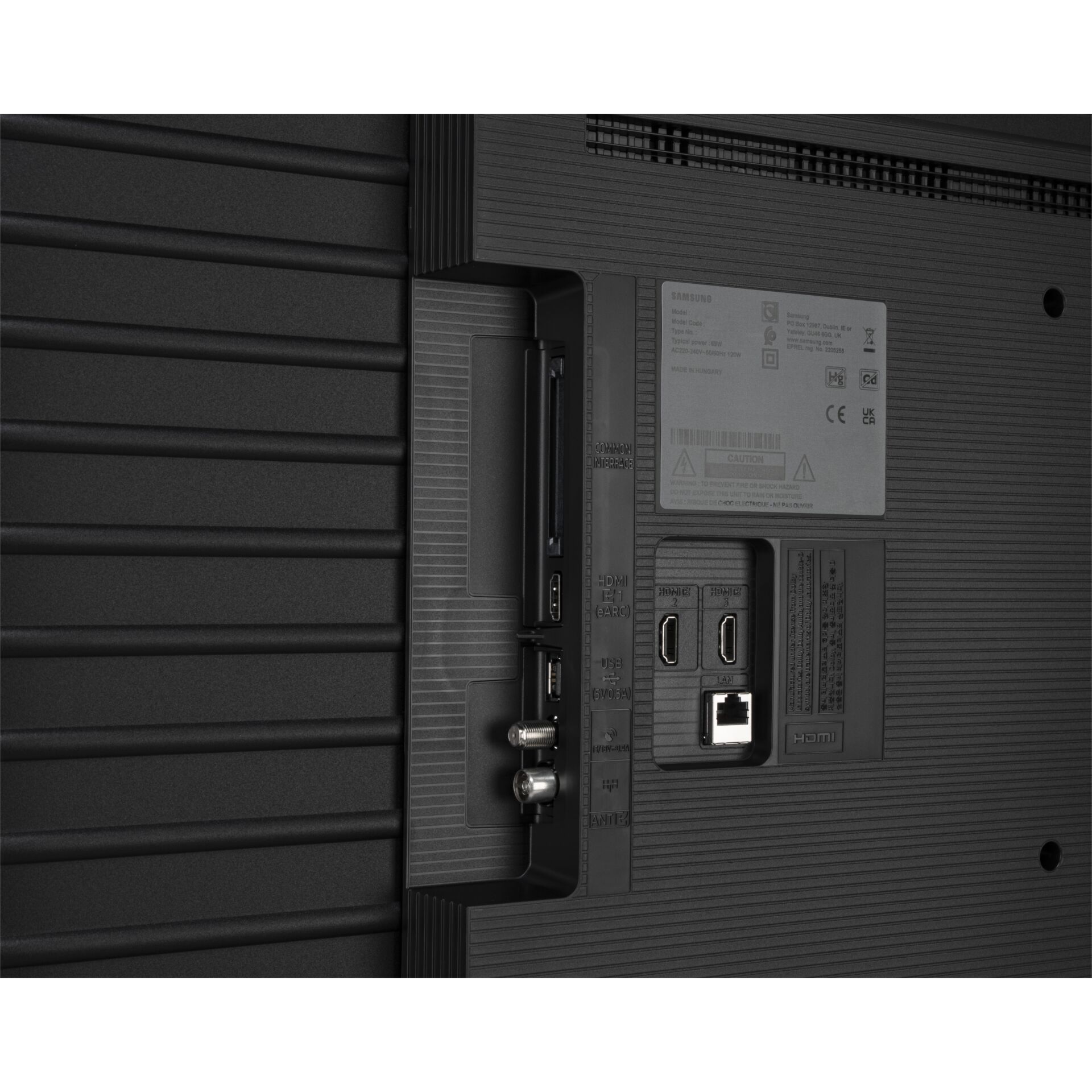 TV Rückseite, HDMI-Anschlüsse, USB-Anschlüsse, Koaxialanschlüsse, metallische Platte