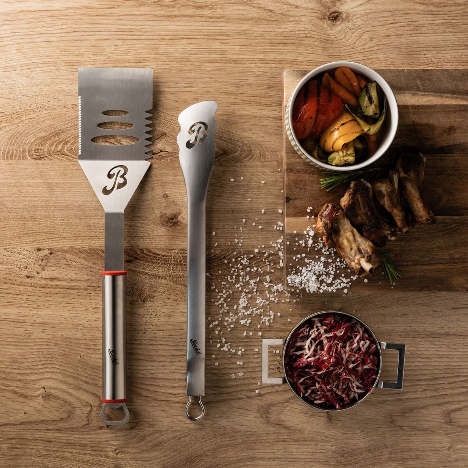 Grillwerkzeug, Kochutensilien, Skalpell und Zange, Holztisch, gekochte Gemüse