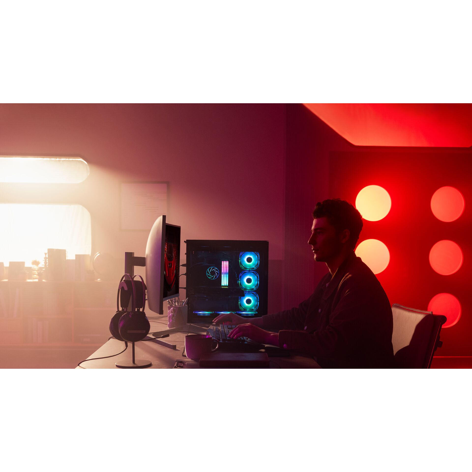 Gaming-PC, Desktop-Setup, RGB-Beleuchtung, Kopfhörer, Monitor