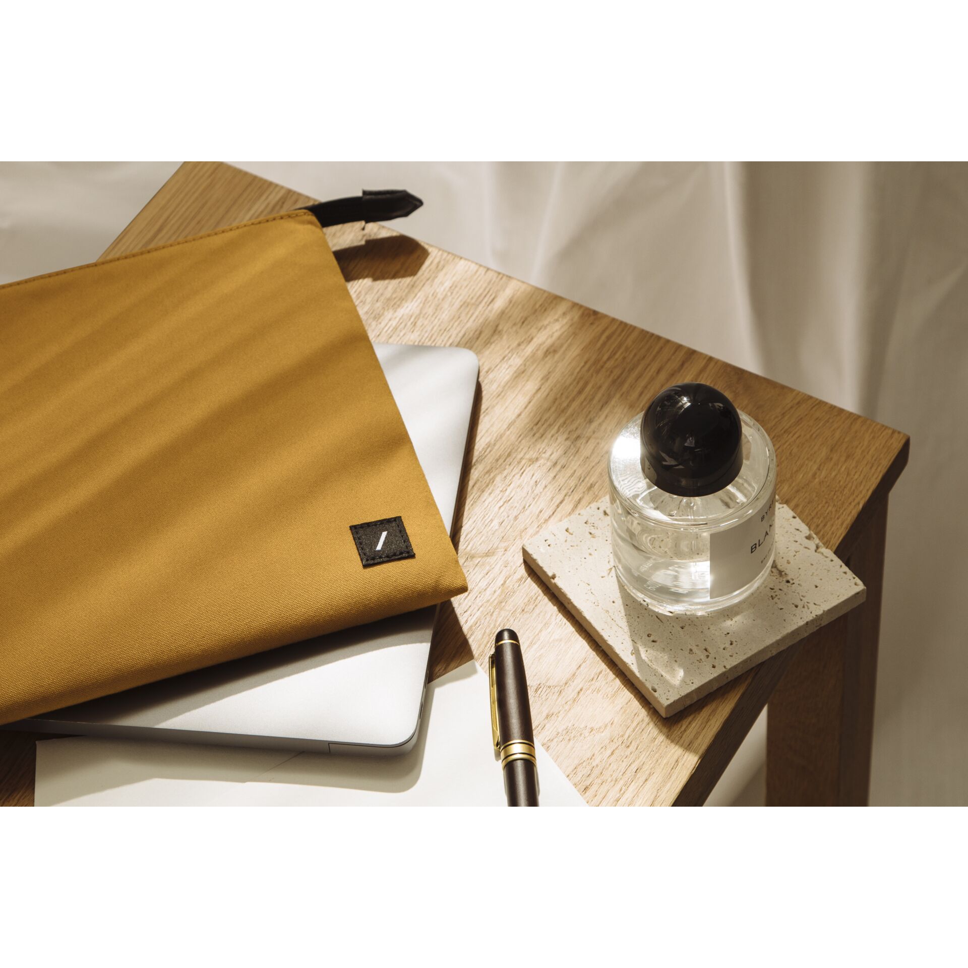 Moebel, Tabelle, Flasche