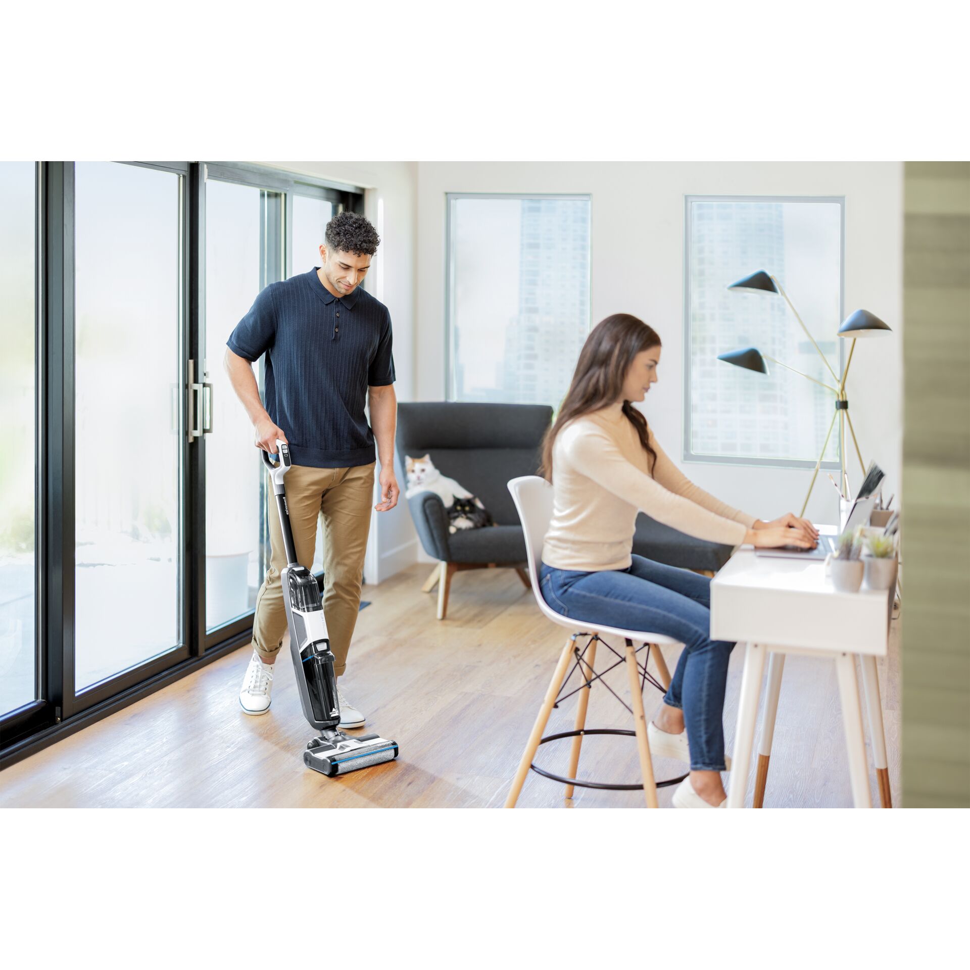 Person, Sitzen, Mobiliar, E-Scooter, Hosen
