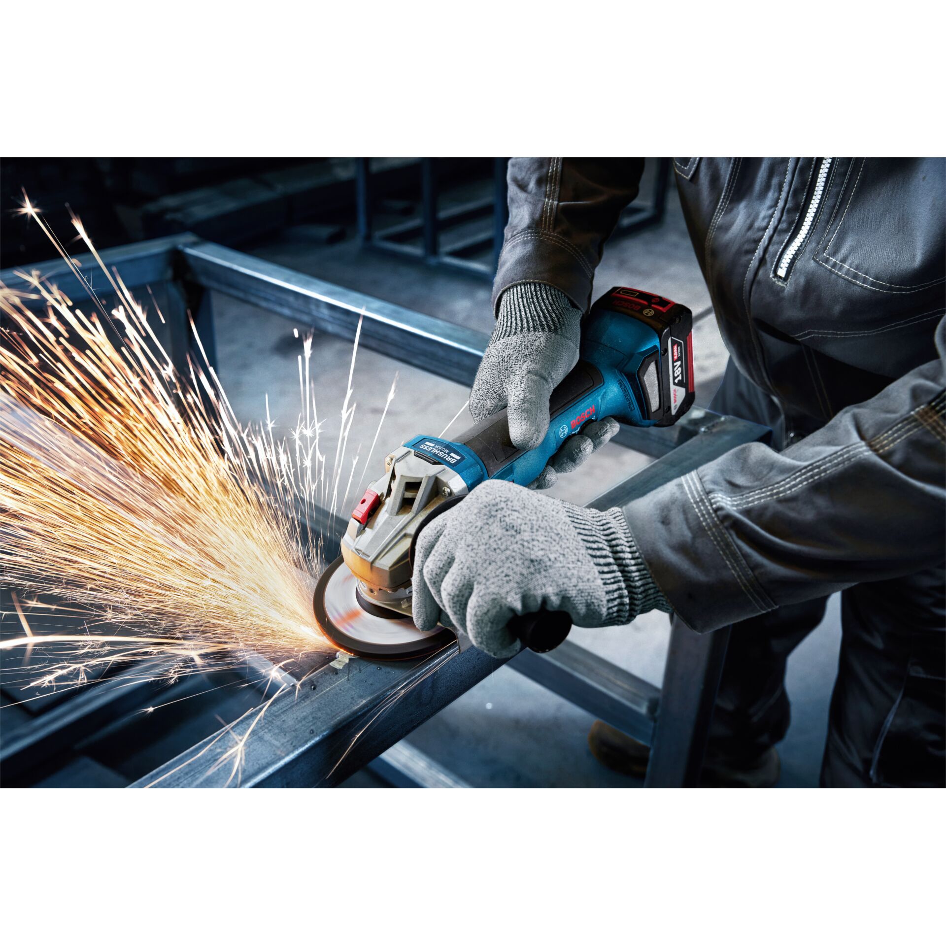 Winkelschleifer, Akku, Schleifen, Metallrahmen, Funkenflug
