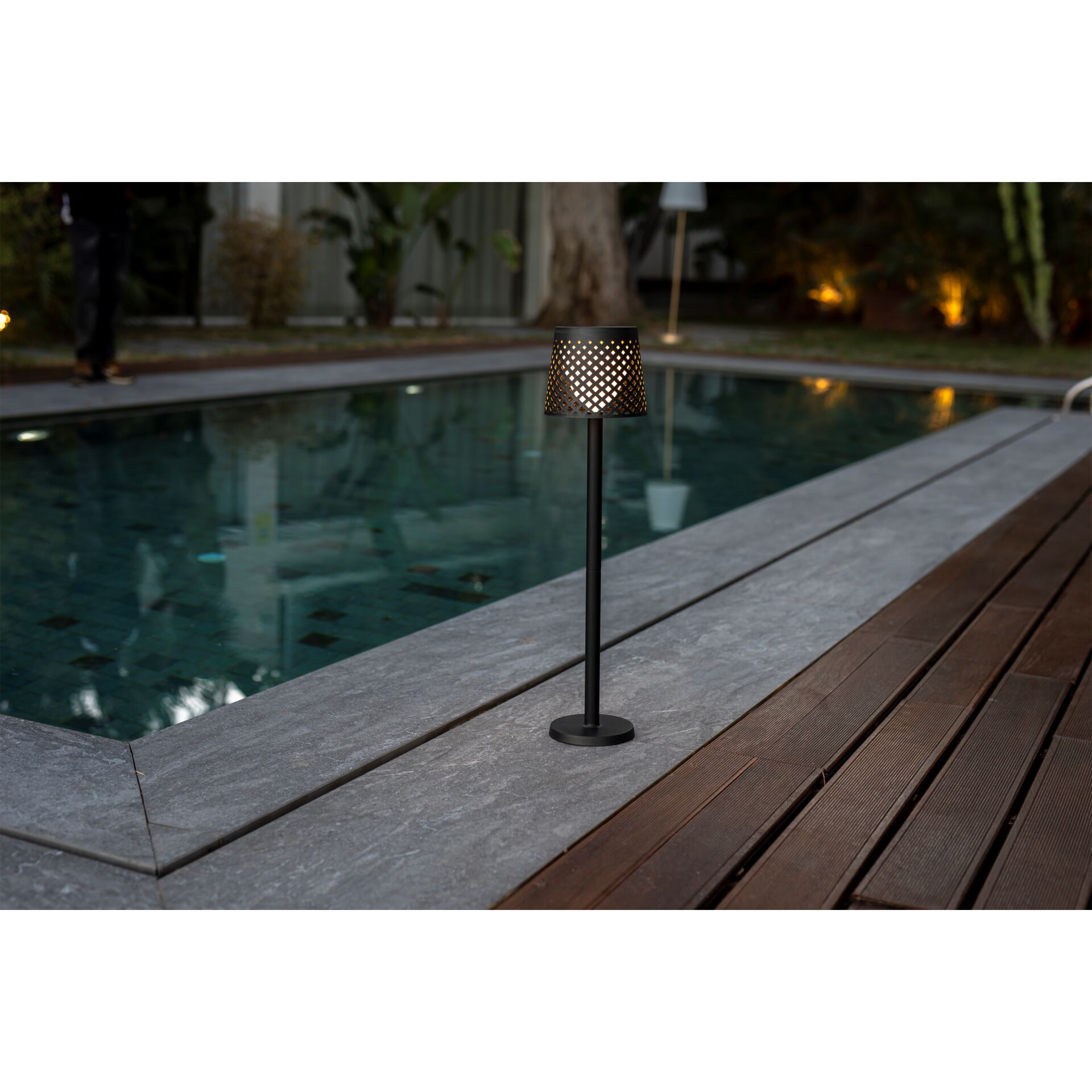 Elektrisches Gerät, Mikrophon, Drinnen, Innenarchitektur, Person