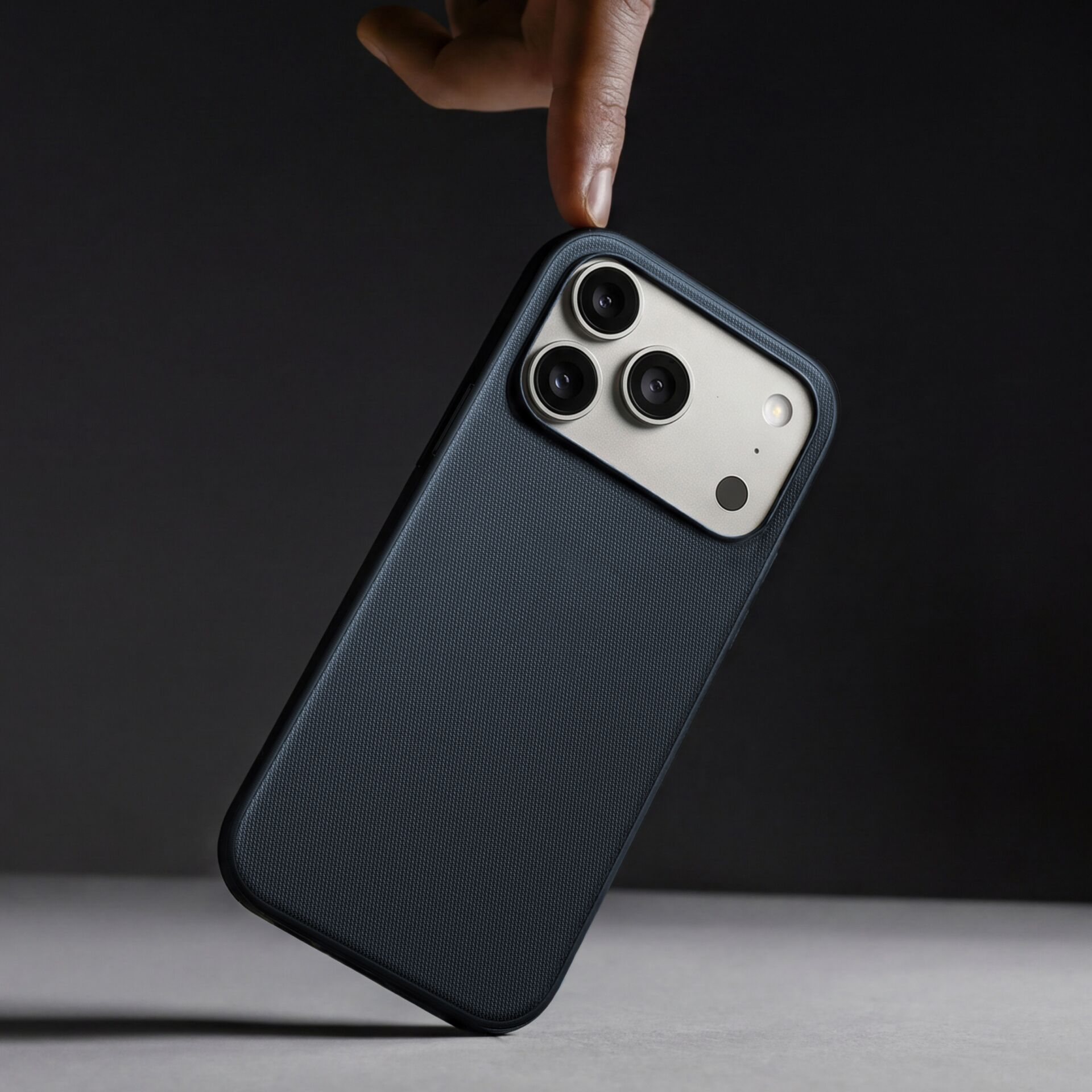 smartphone, Triple-Kamera, Rückseite, blaue Hülle, Fingerabdrucksensor