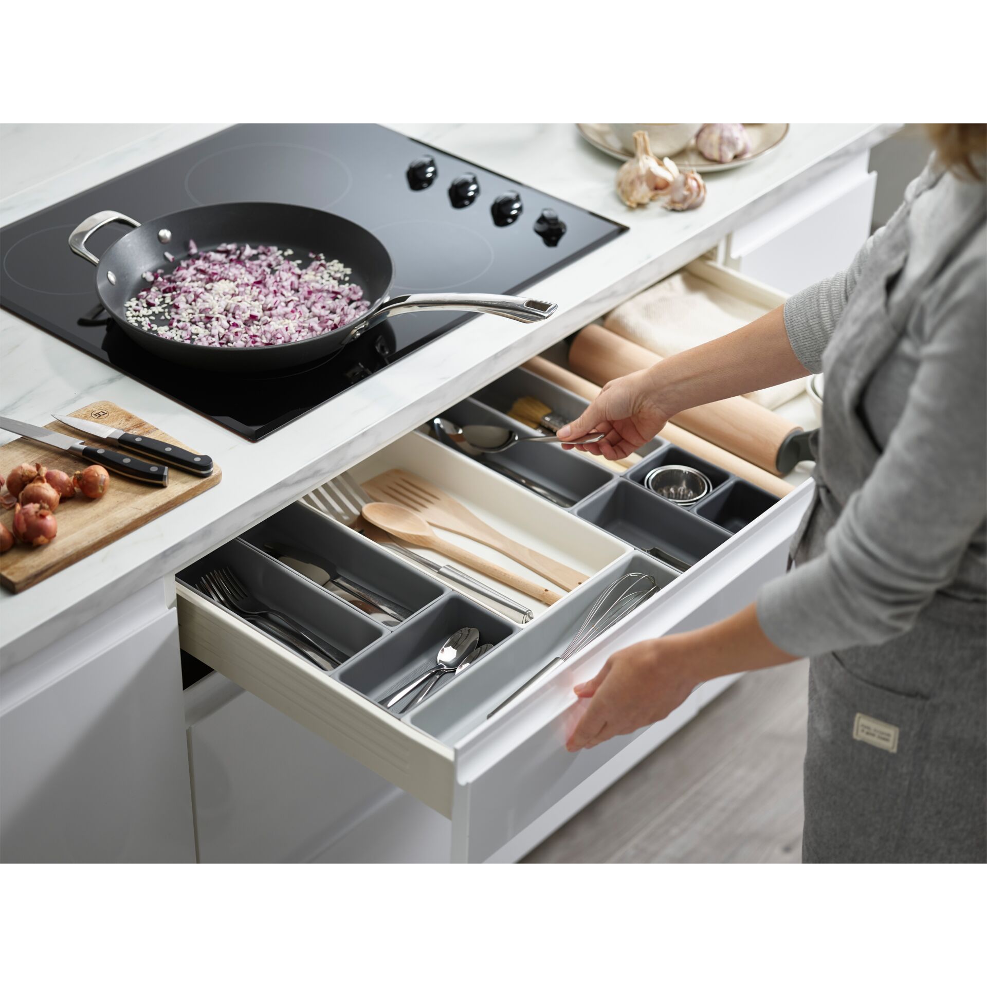 Schublade, Messer, Kochpfanne, Person, Handschuh