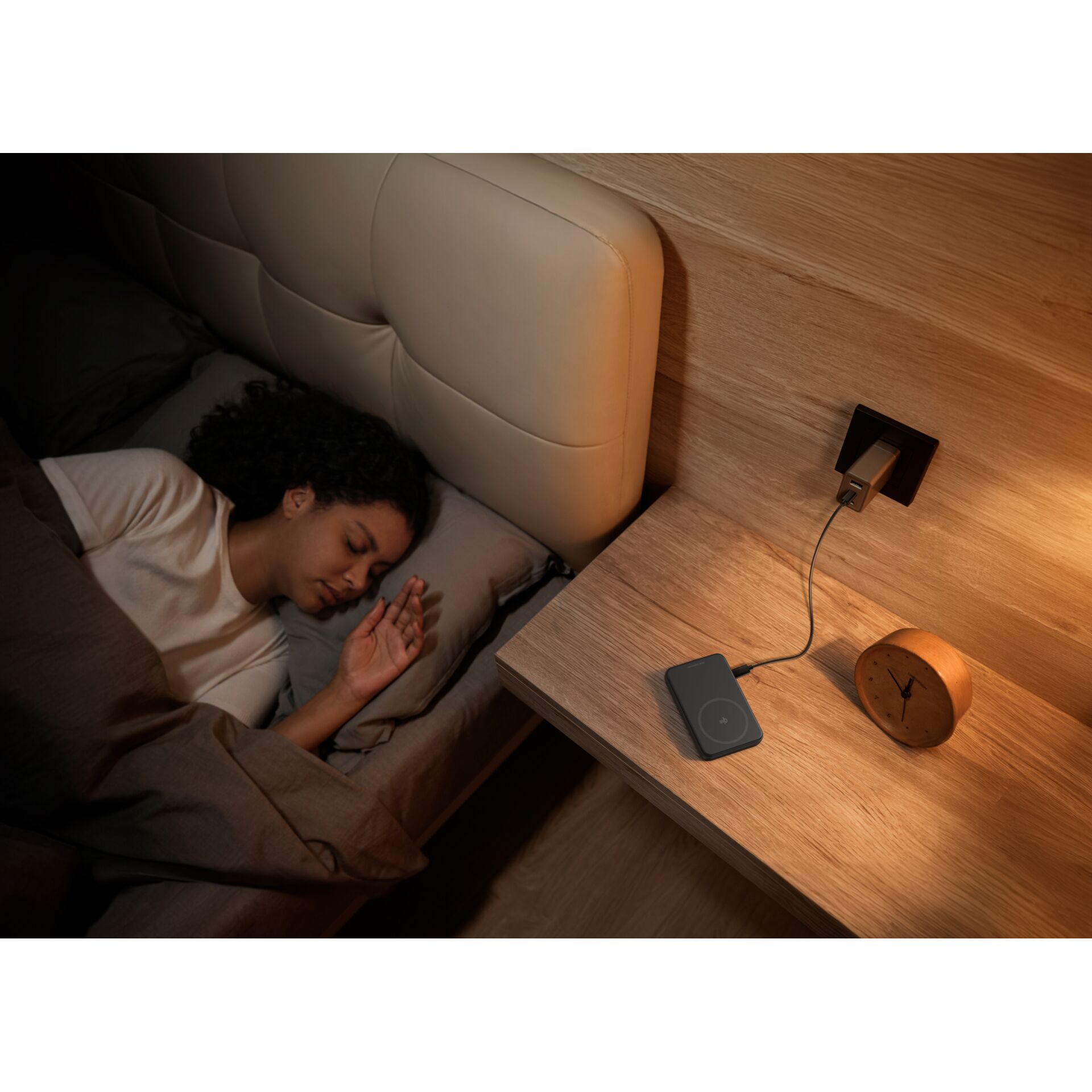 Schlafzimmer, Nachttisch, Ladegerät, Schlafzimmerlampen, Uhr