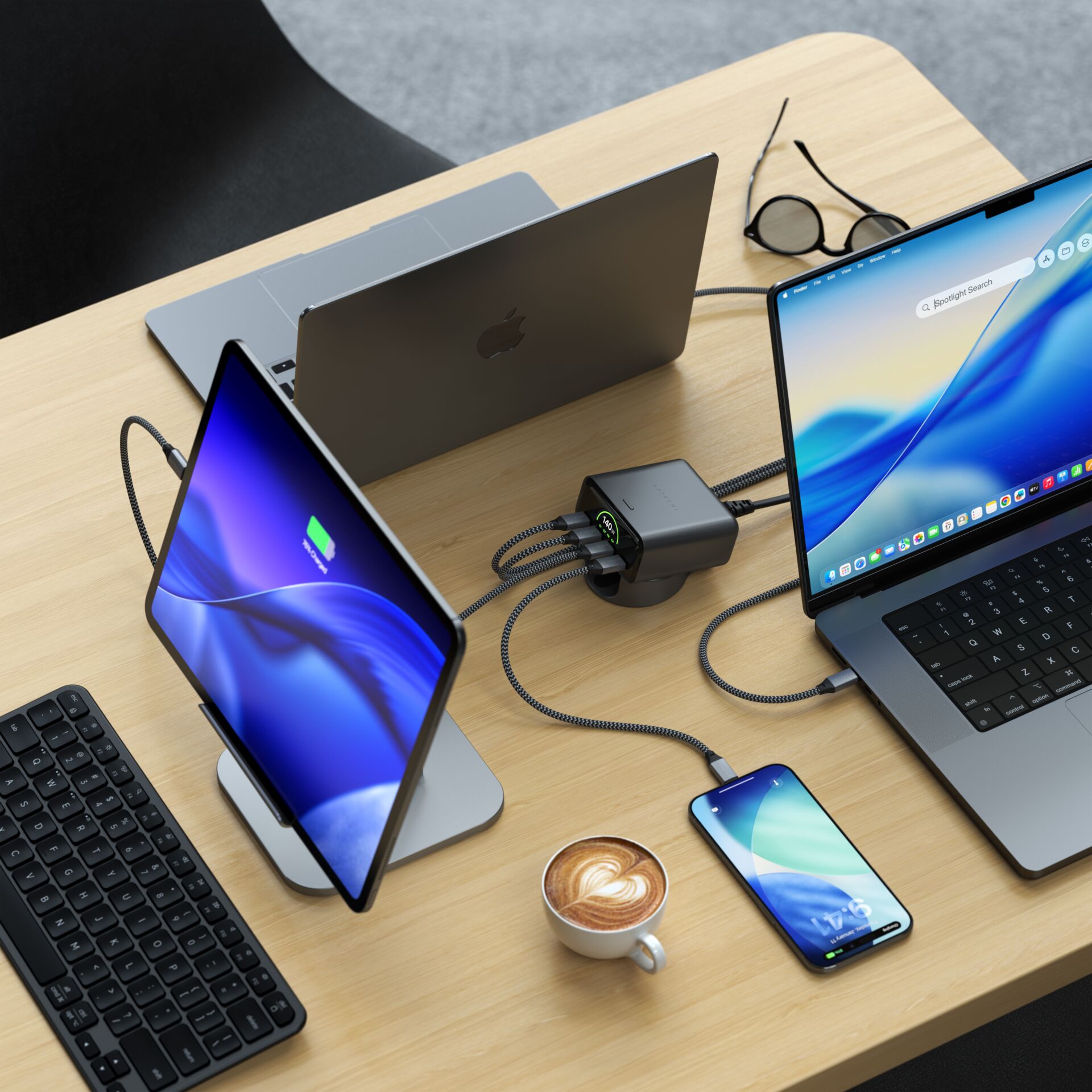 Laptop, Smartphone, Tablet, Ladegerät, Kaffee
