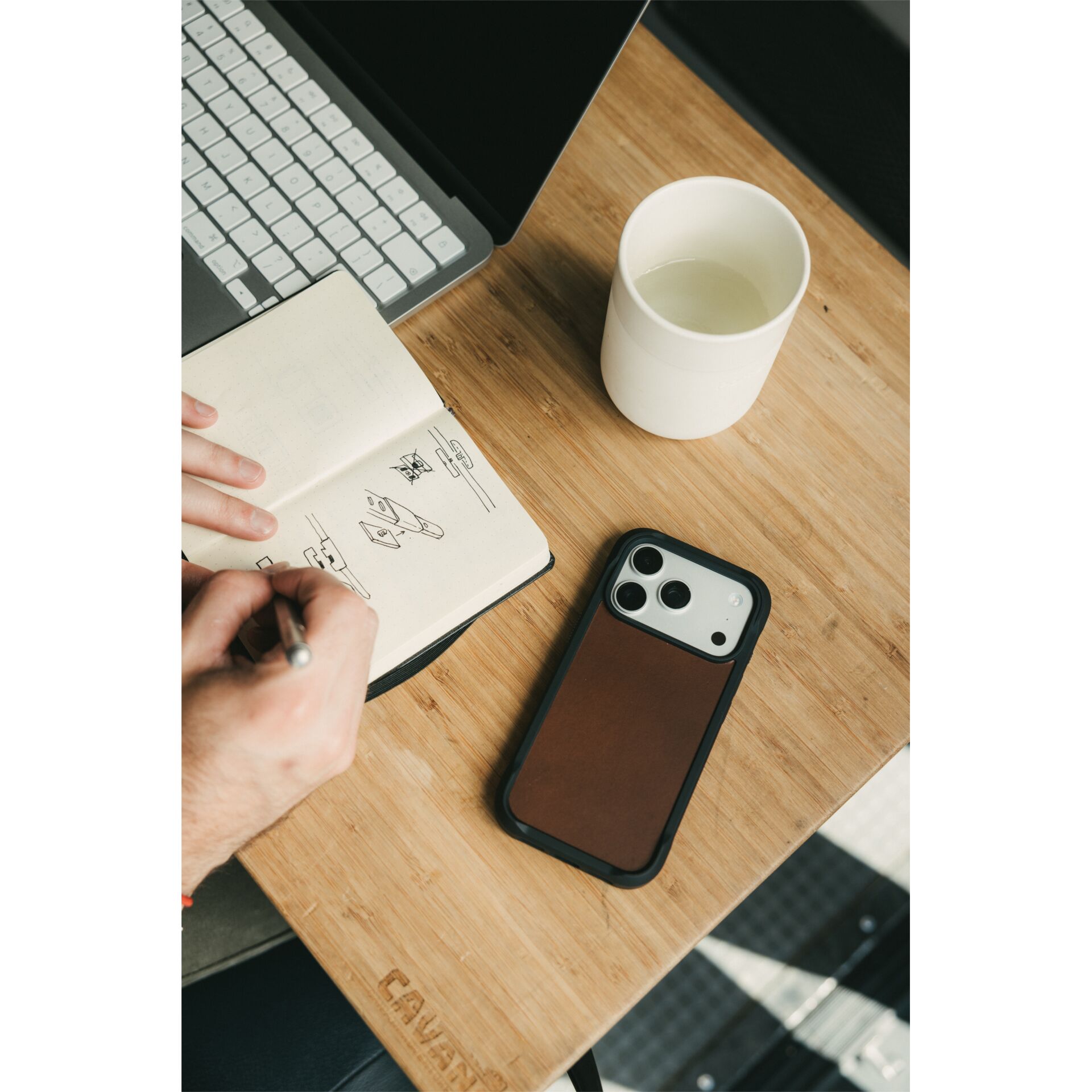 notizbuch, skizze, stift, handy- hülle, tisch