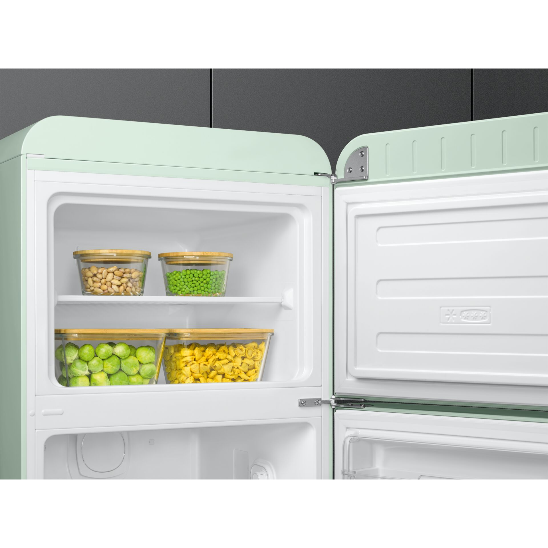 Kühlschrank, Kühlfach, Gemüseaufbewahrung, Gläser mit Deckel, Pastellgrün