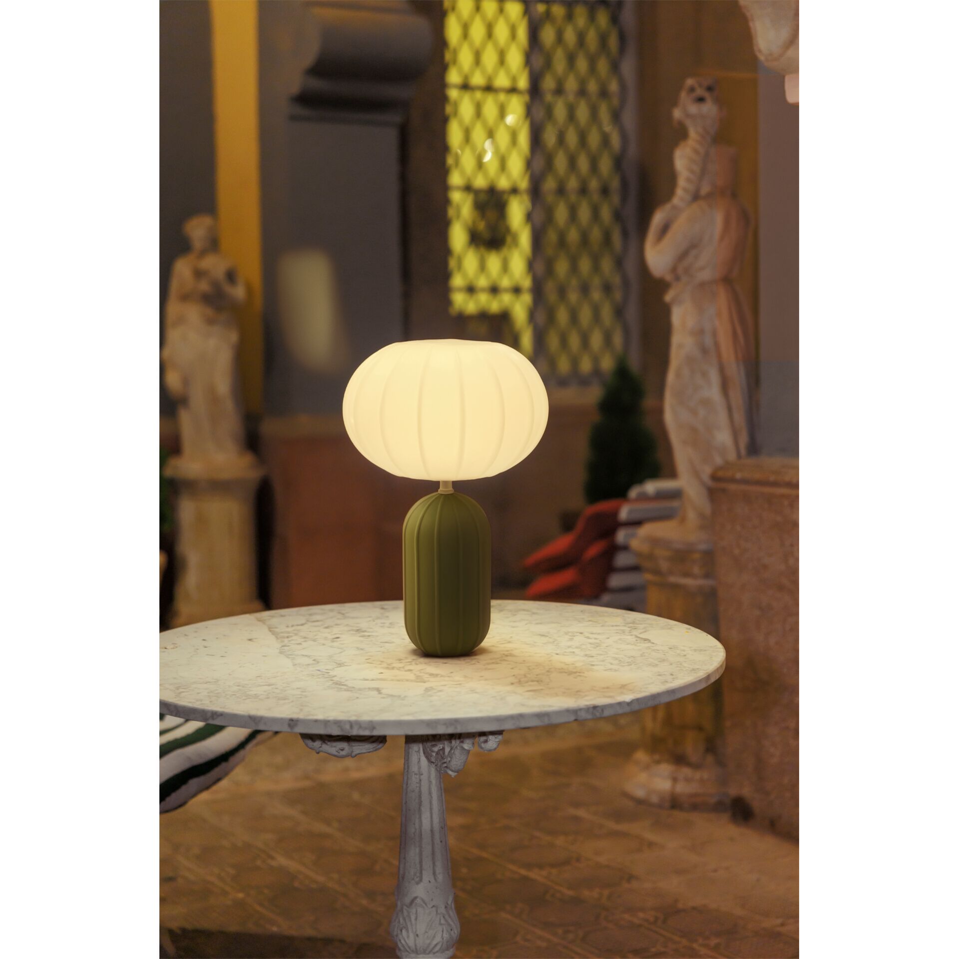 Tischlampe, Lampenschirm, rundes Glas, grüner Sockel, Marble-Tisch