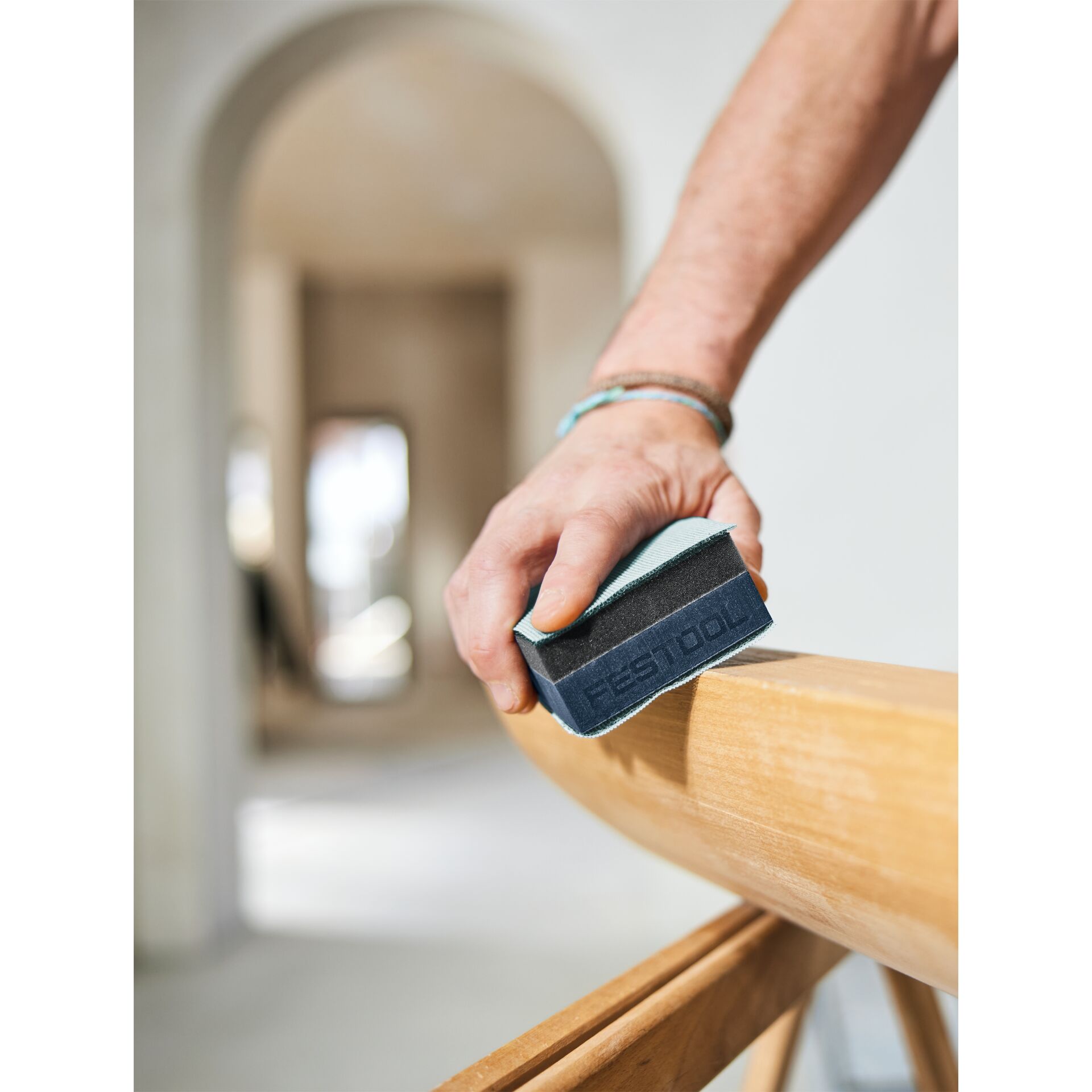 Schwamm, Handschwamm, Feinschleifschwamm, Holzbank, Oberfläche reinigen