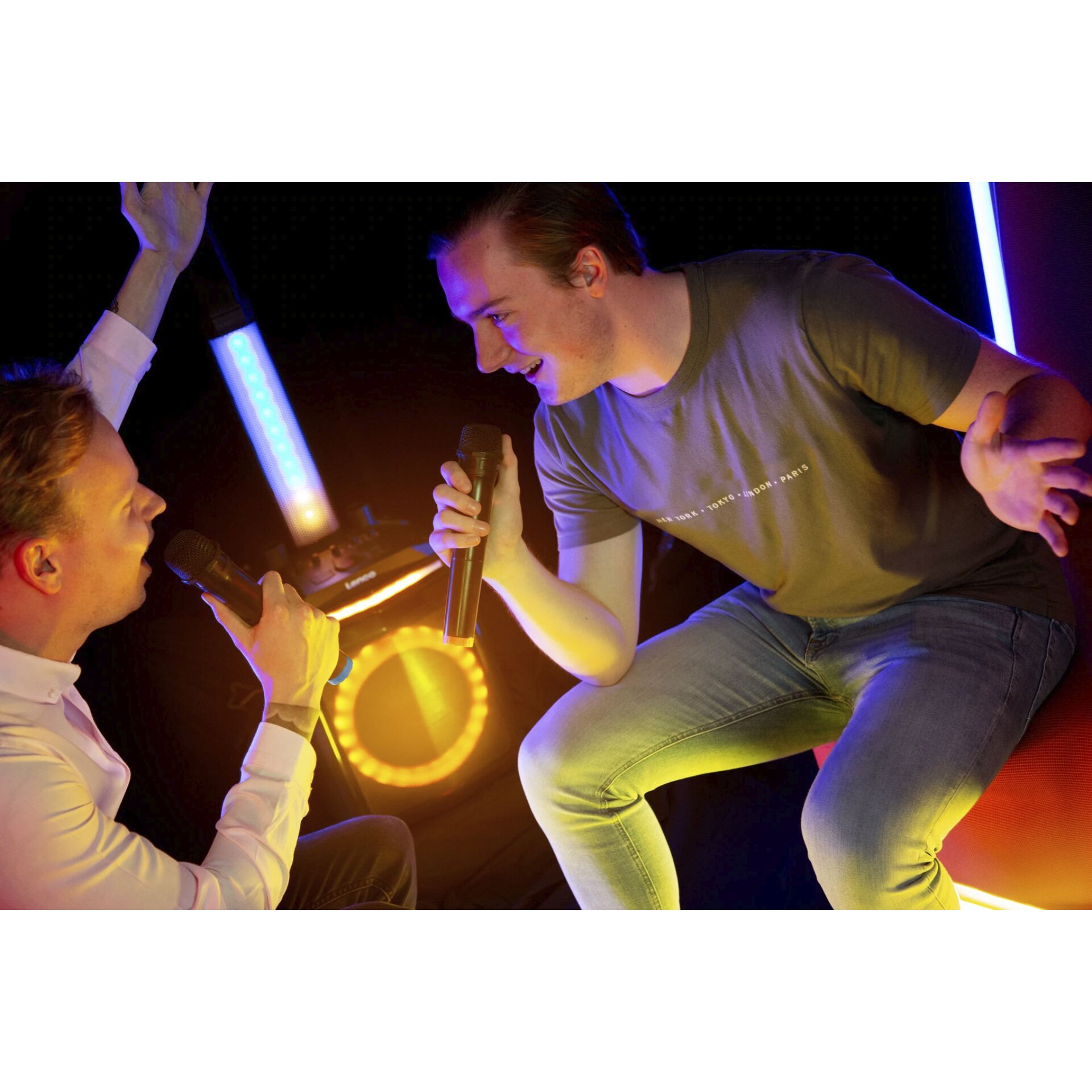 Person, Elektrisches Gerät, Mikrophon, Beleuchtung, Konzert