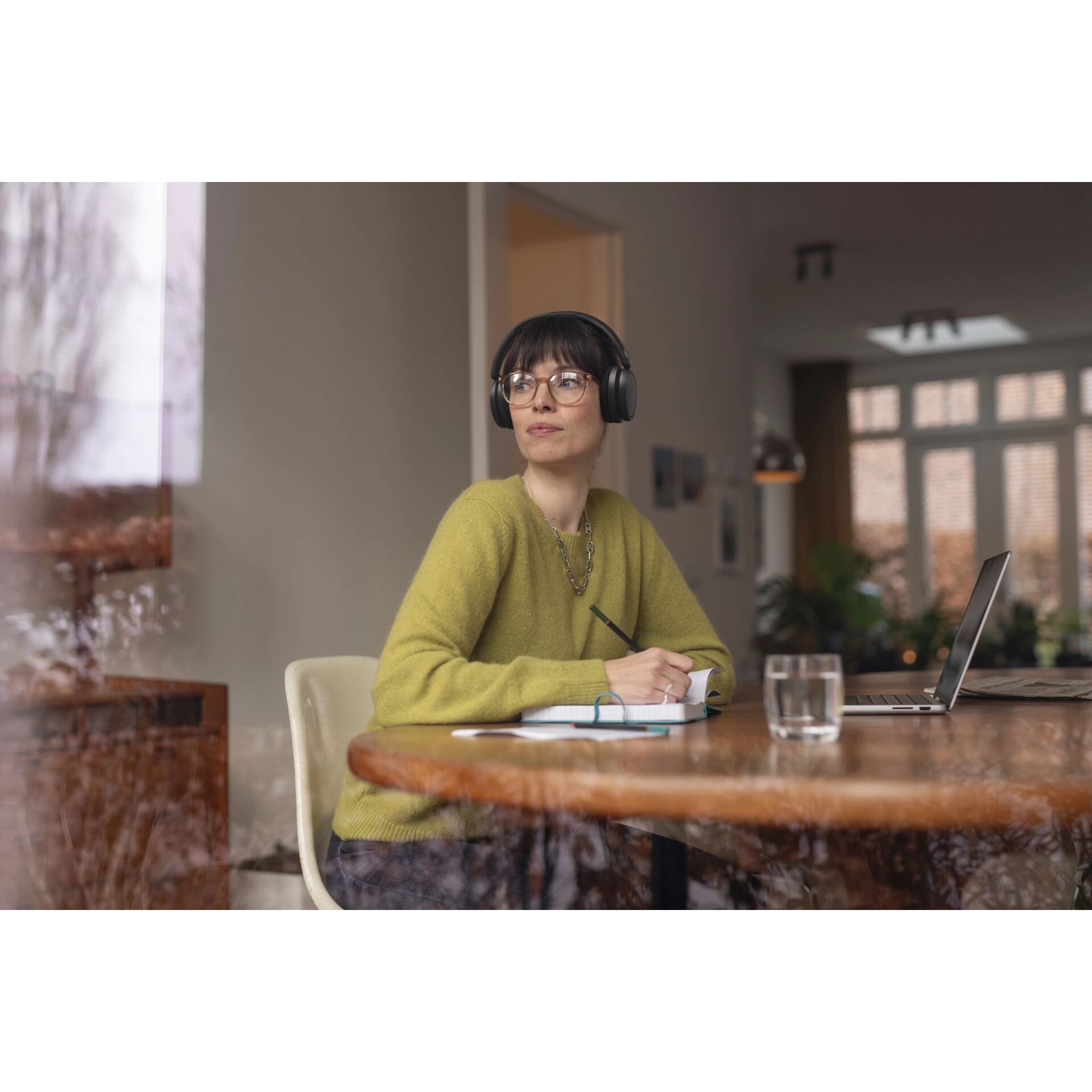 Innenarchitektur, Tabelle, Sitzend, Kopfhörer, Brillen