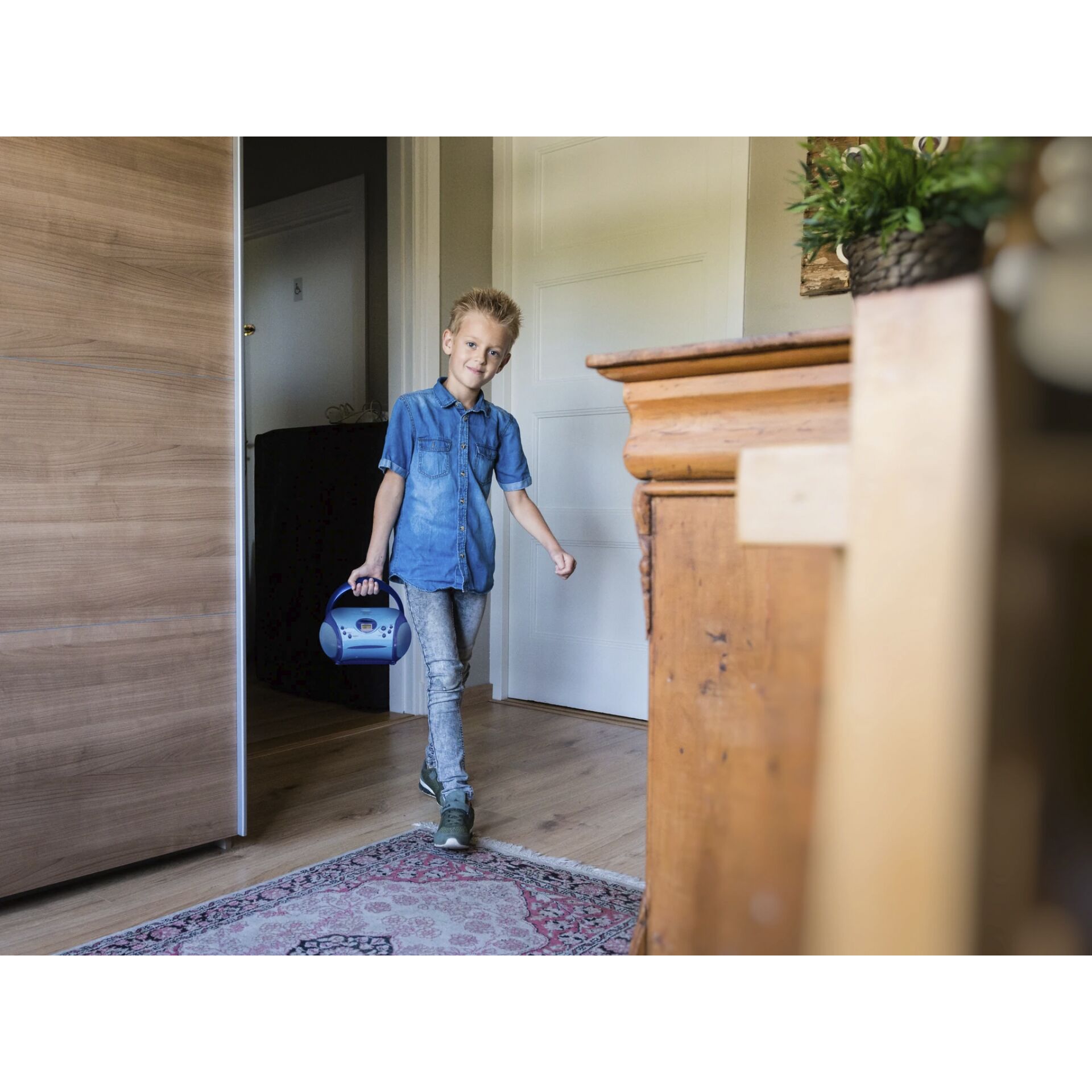 Drinnen, Innenarchitektur, Hosen, Jeans, Person