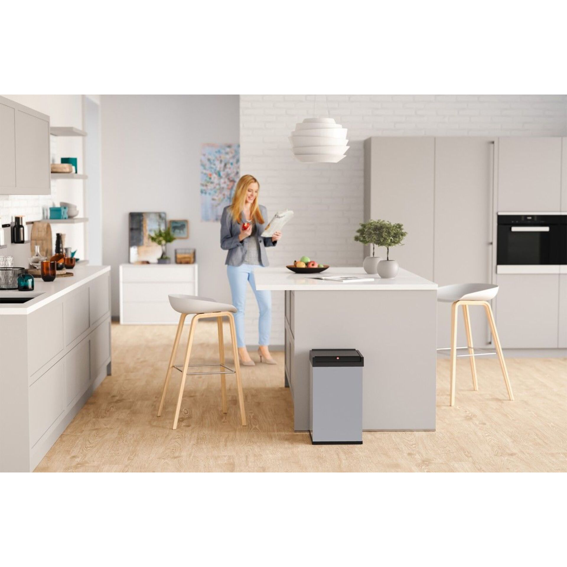 kitchen, köche, barhocker, holzboden, weiße küche
