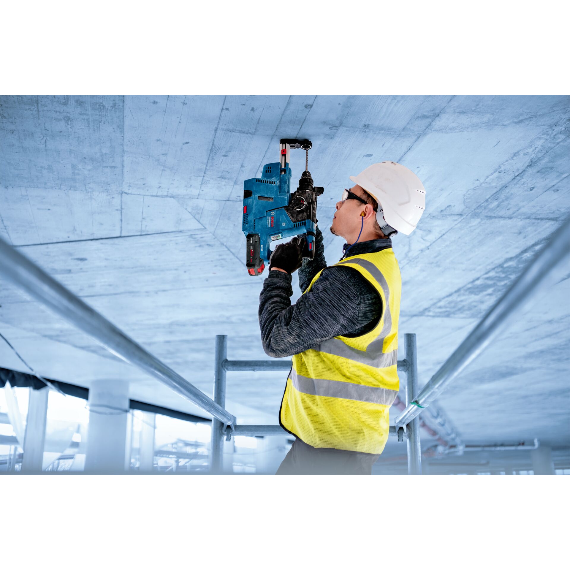 Bohrhammer, Sicherheitshelm, Hochsichtende Weste, Baustellenwerkzeug, Kabel/Drähte sichtbar