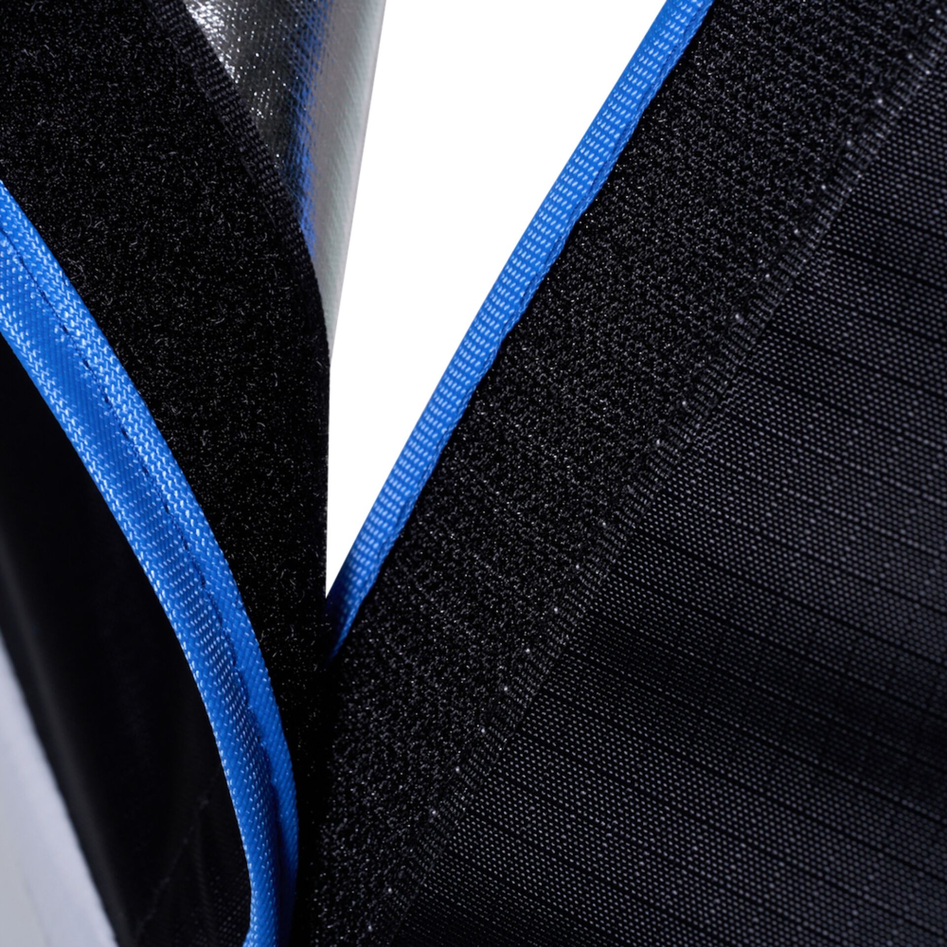 schwarzes Gewebe, blaue Paspelierung, Textilmaterial, verstärkte Naht