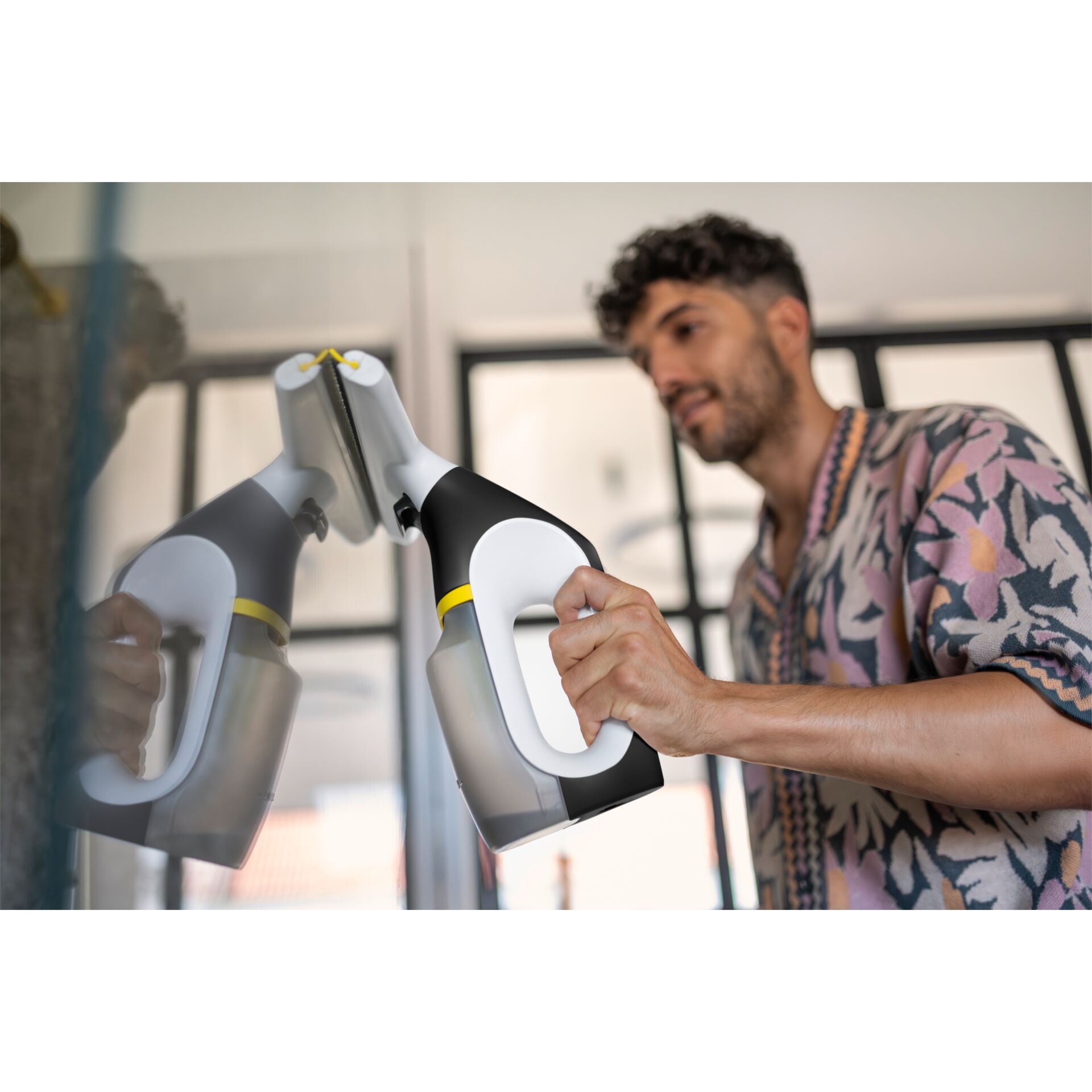 Handheld Steamer, Portabler Dampfgarer, Stoffdampfer, Schwarz Weiß Akzente, Gelbe Detail