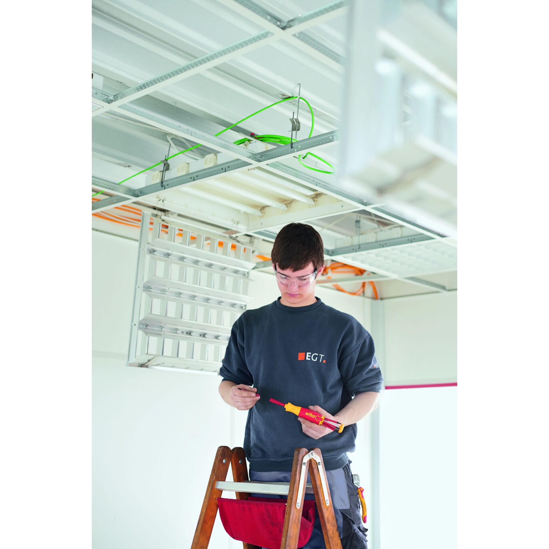 Drinnen, Innenarchitektur, Schraubenzieher, Person, Brille