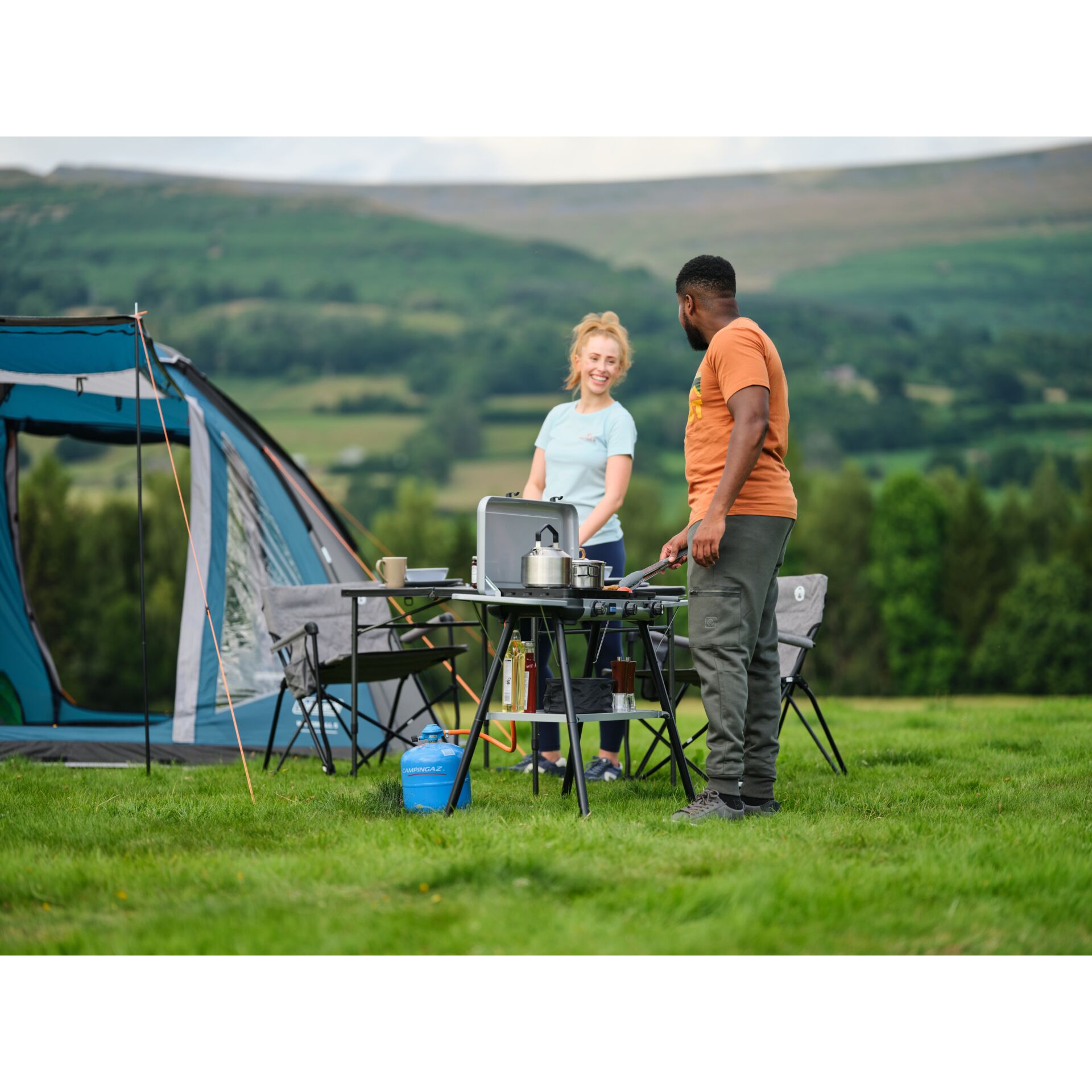 Person, Schuh, Stuhl, Tasse, Handtasche