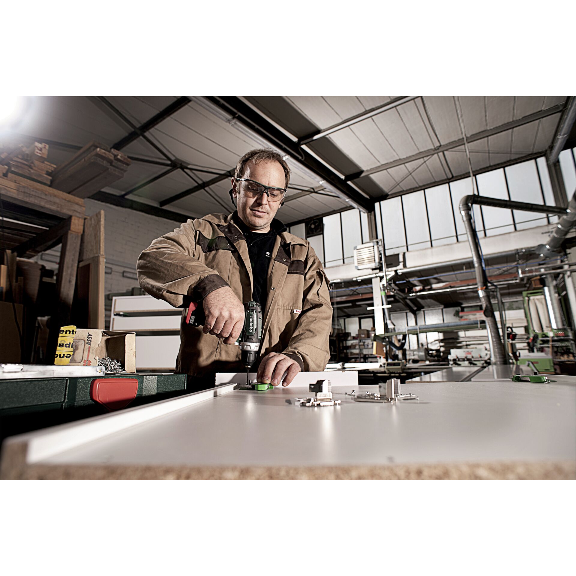 Gebäude, Fabrik, Elektrische Bohrmaschine, Werkzeug, Tabelle