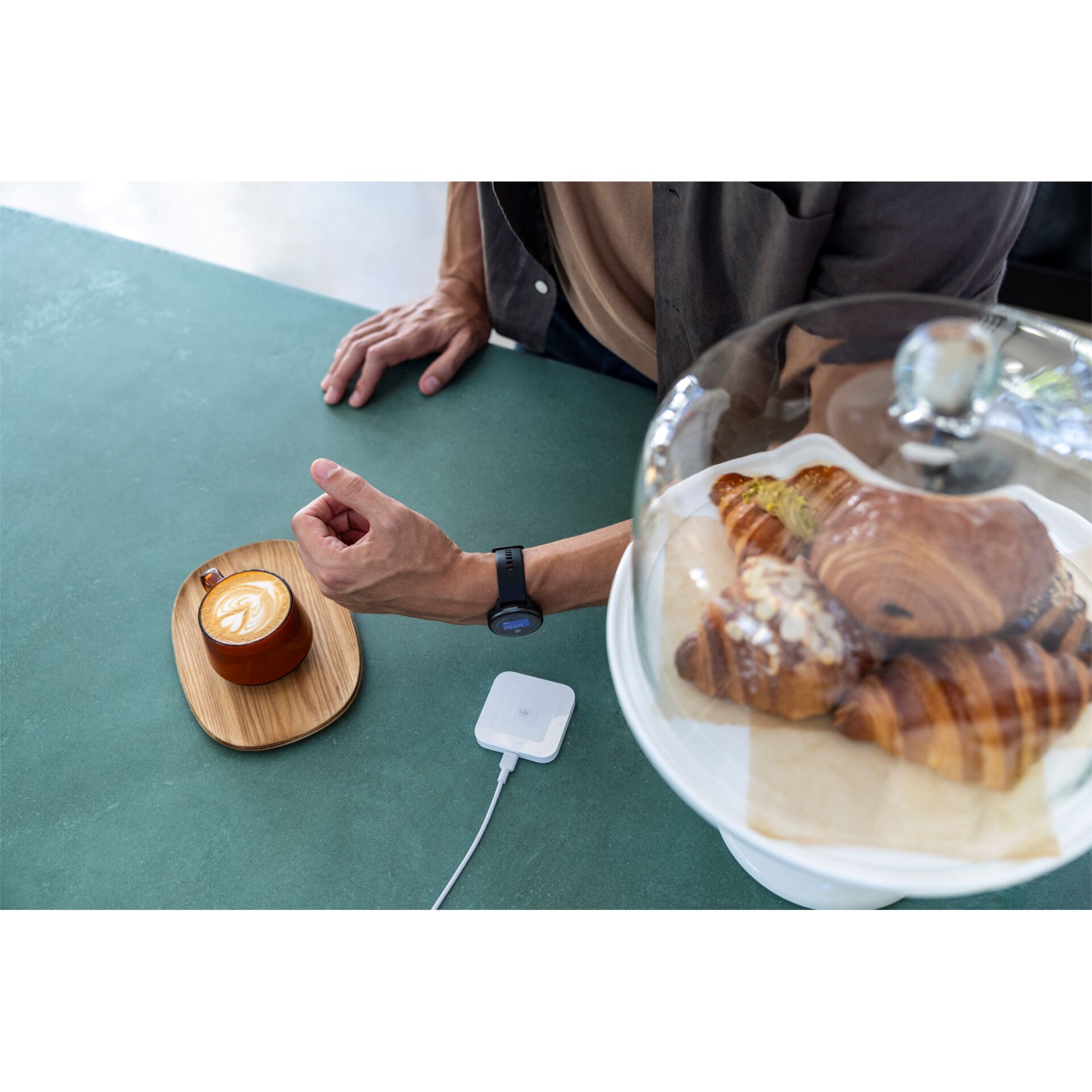 Person, Armbanduhr, Essen, Präsentation des Essens, Brunch, Person, Armbanduhr, Essen, Präsentation des Essens, Brunch