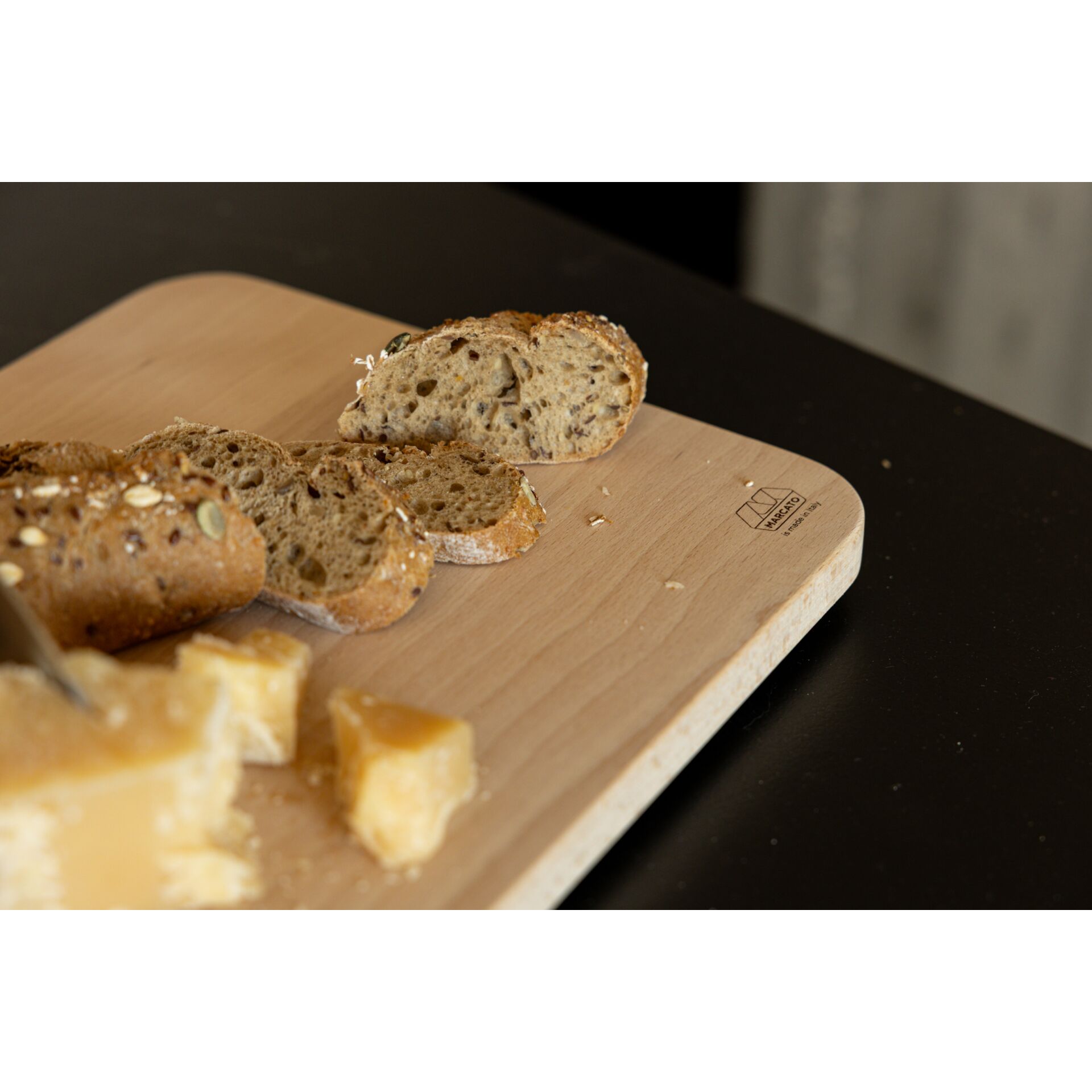 Brot, Körnerbrot, Brotstücke, Käse, Butter, Holzbrett
