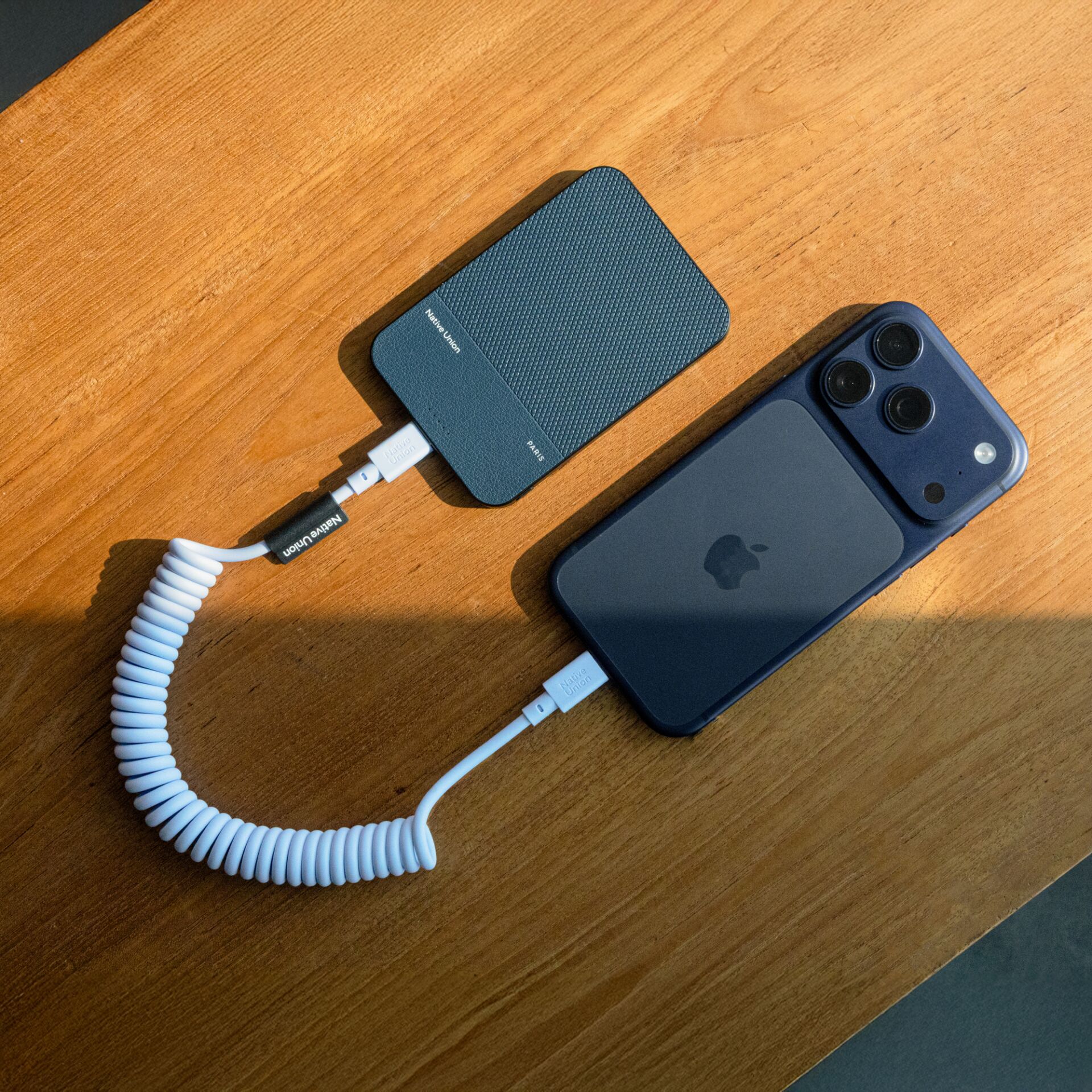 Smartphone, iPhone, Ladegerät, Ladekabel, Dockingstation