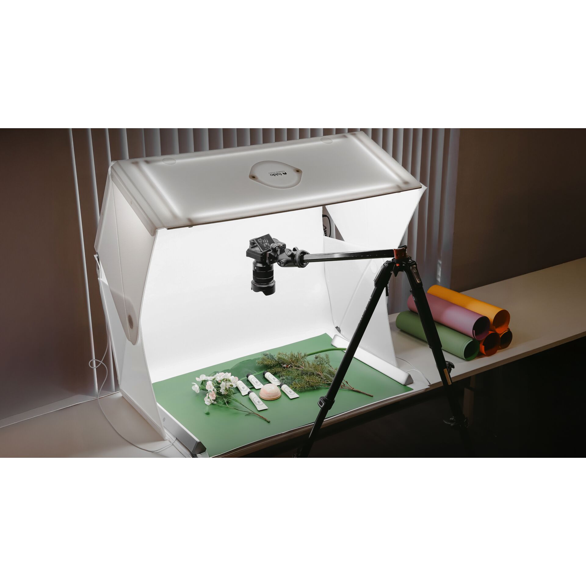 Lightbox, Fotostudio, Stativ, grüner Hintergrund, Reflektor