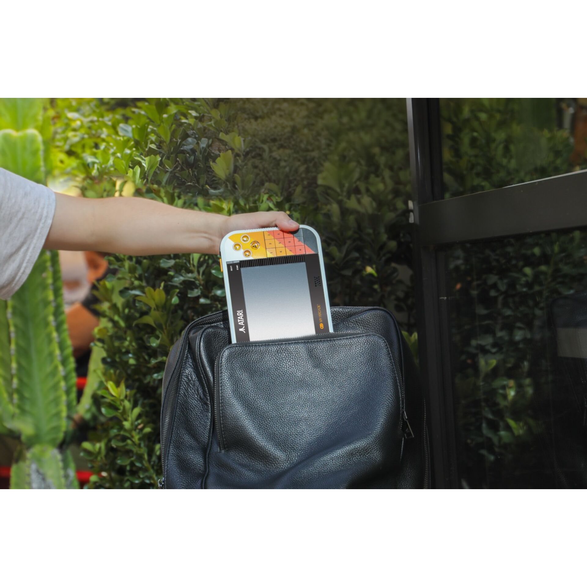 handheld console, gaming device, card slot, grüner kaktus, schwarze schultasche