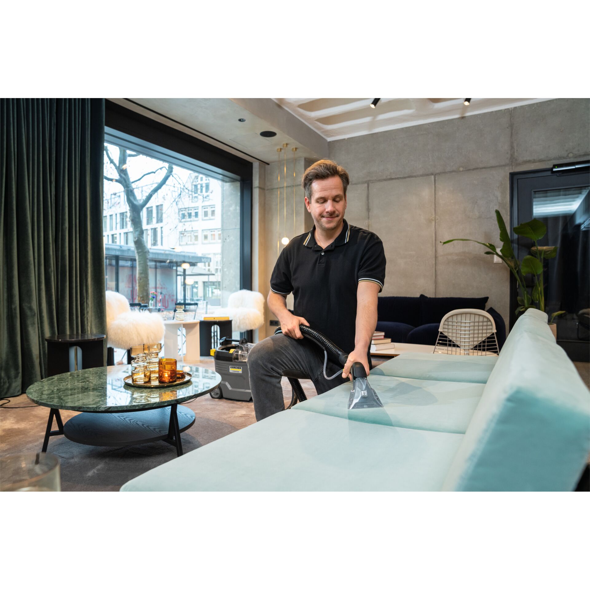 Kaffeetisch, Tabelle, Innenarchitektur, Mann, Person