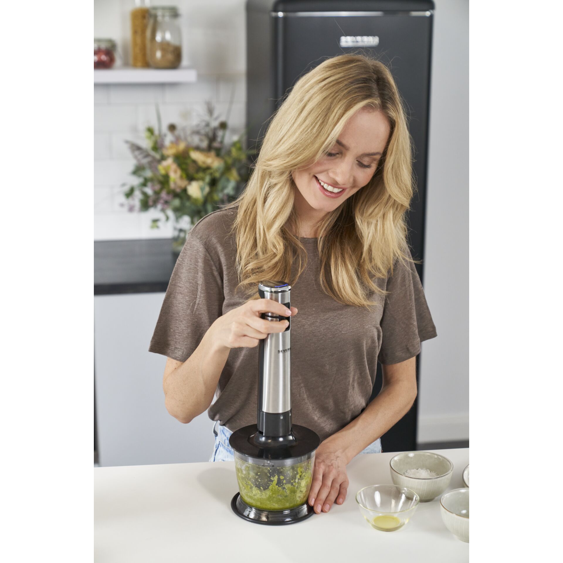 Stabmixer, Küchenwerkzeug, Behälter, grünes Püree, Pürierstab