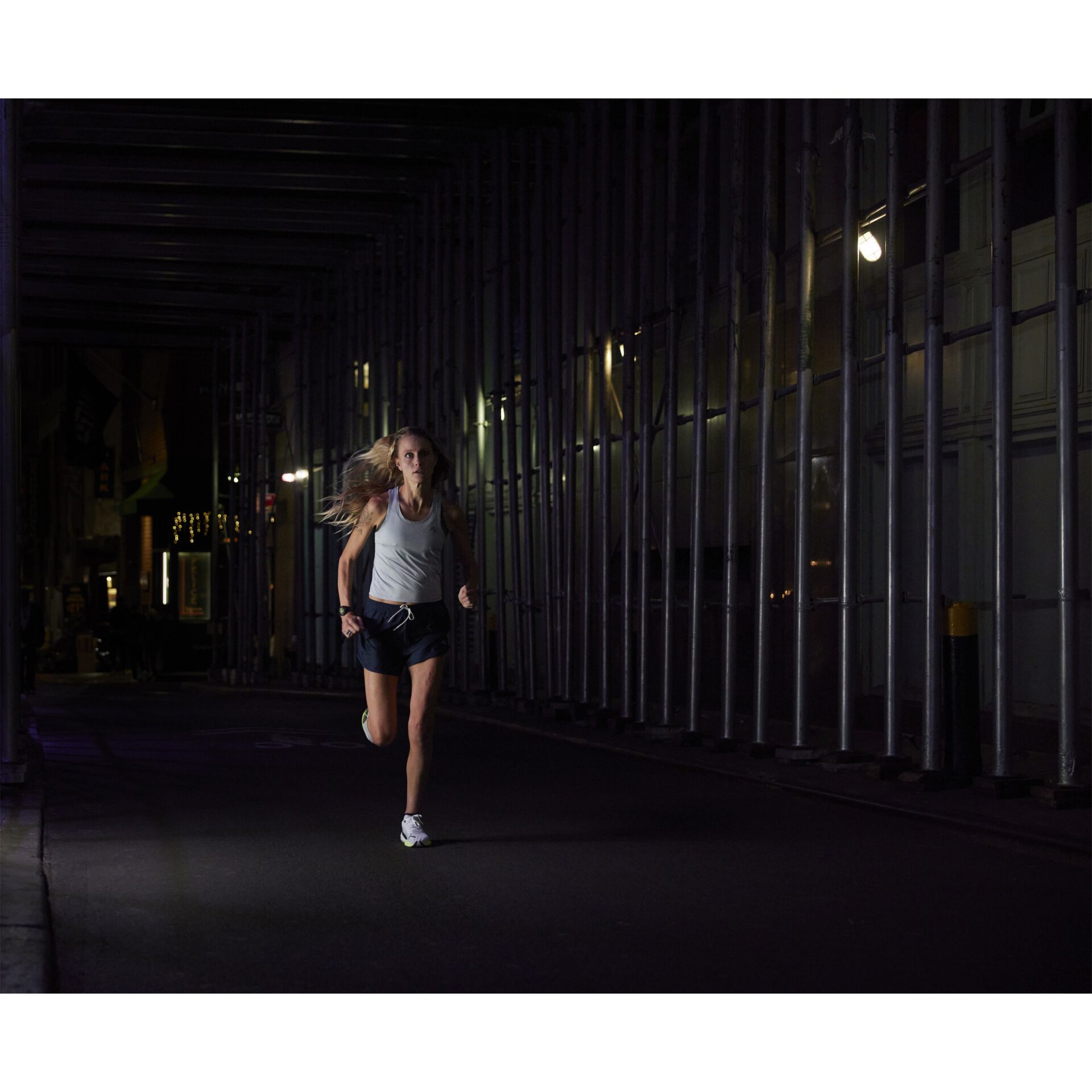 Bekleidung, Kurze Hosen, Person, Schuh, Armbanduhr