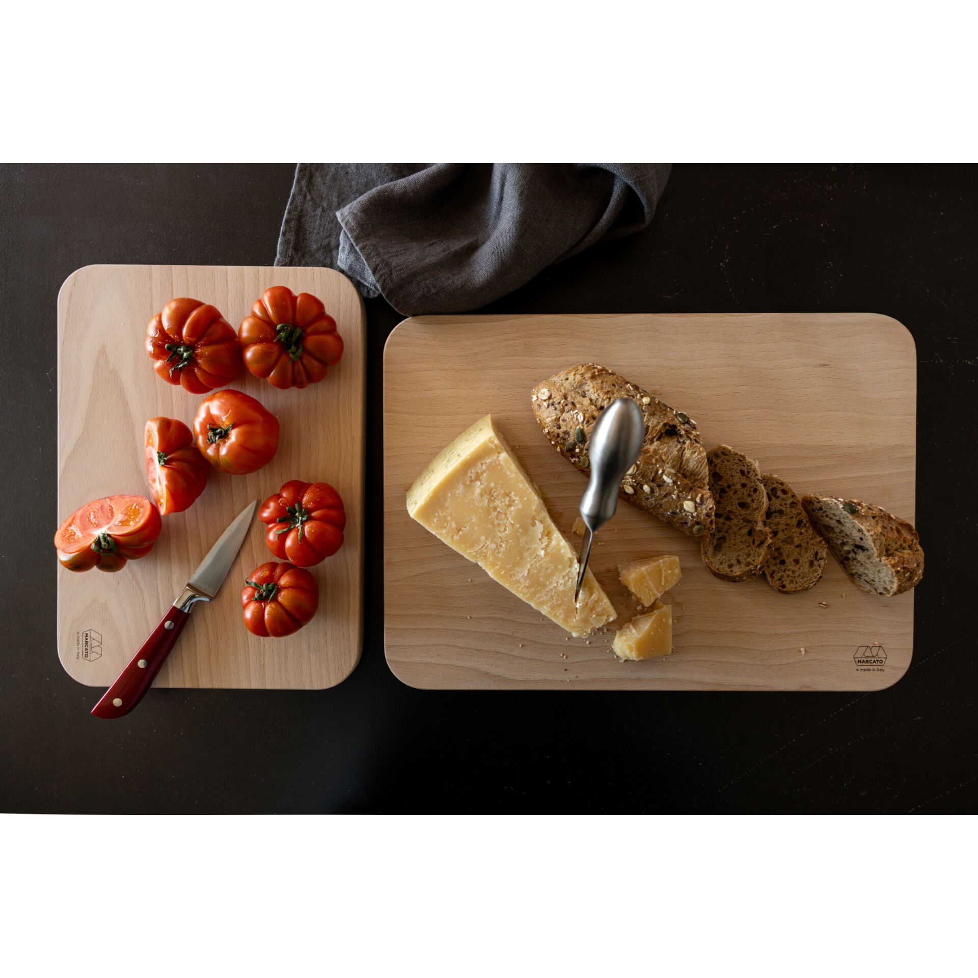 Tomaten, Käse, Brot, Holzbrett, Schnittmesser