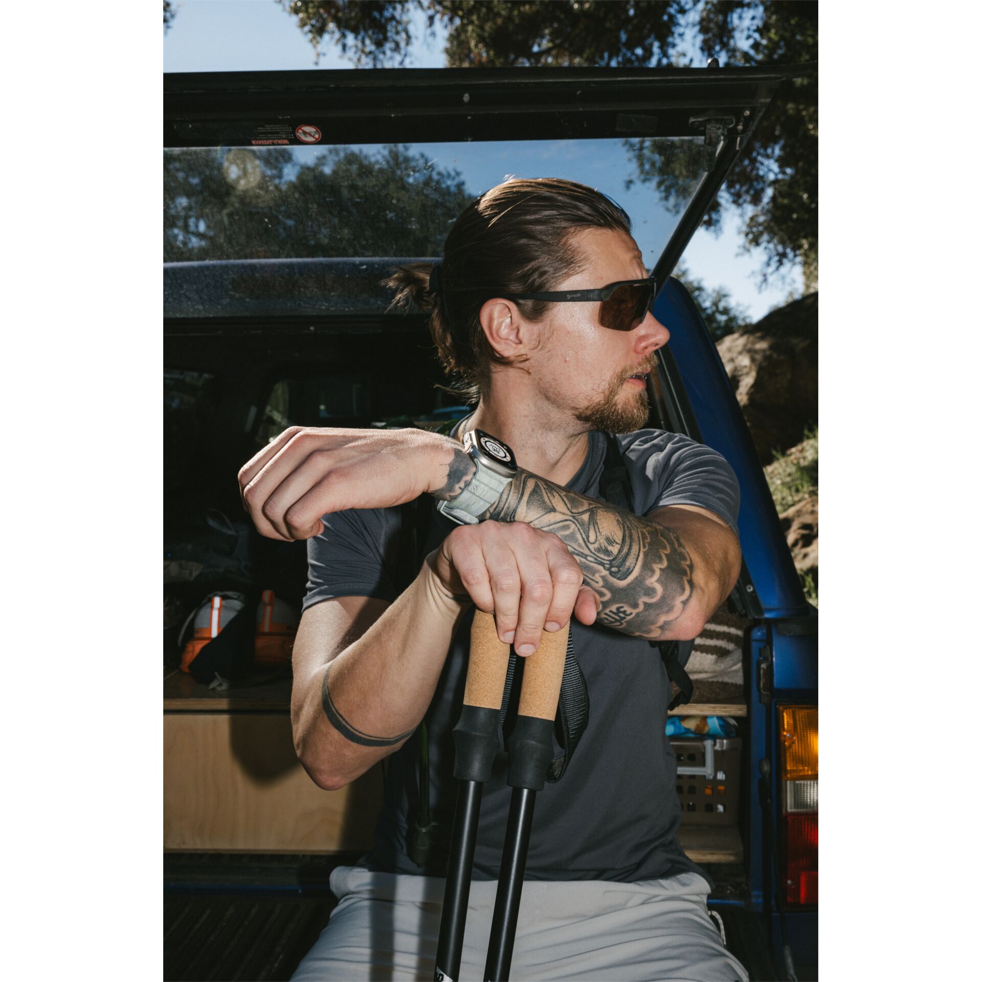 Tarp, Kniepolster?, Wanderstöcke, Tattoo, Sonnenbrille, Uhr, Rucksack, Vanlife, Outdoor