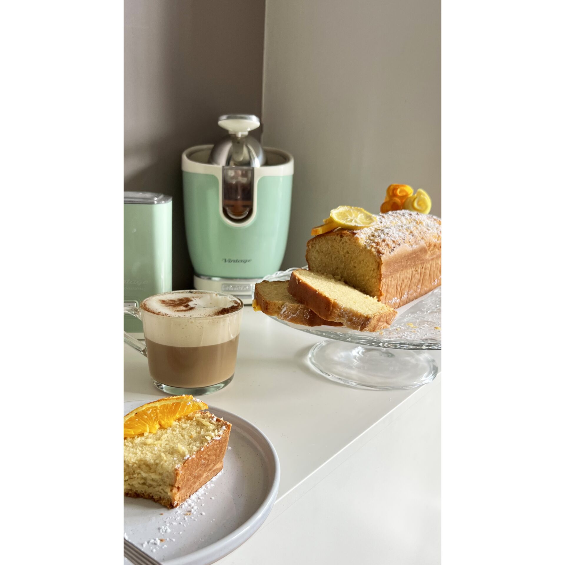 Kasten-Kuchen, Zitronenkuchen, Kaffee-Getränk, Zitrusdekoration, Küchenmaschine