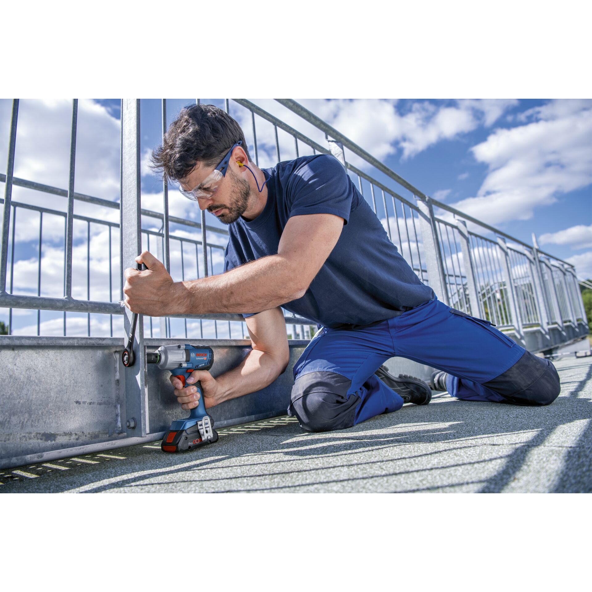 Kniend, Person, Elektrische Bohrmaschine, Erwachsener, Mann