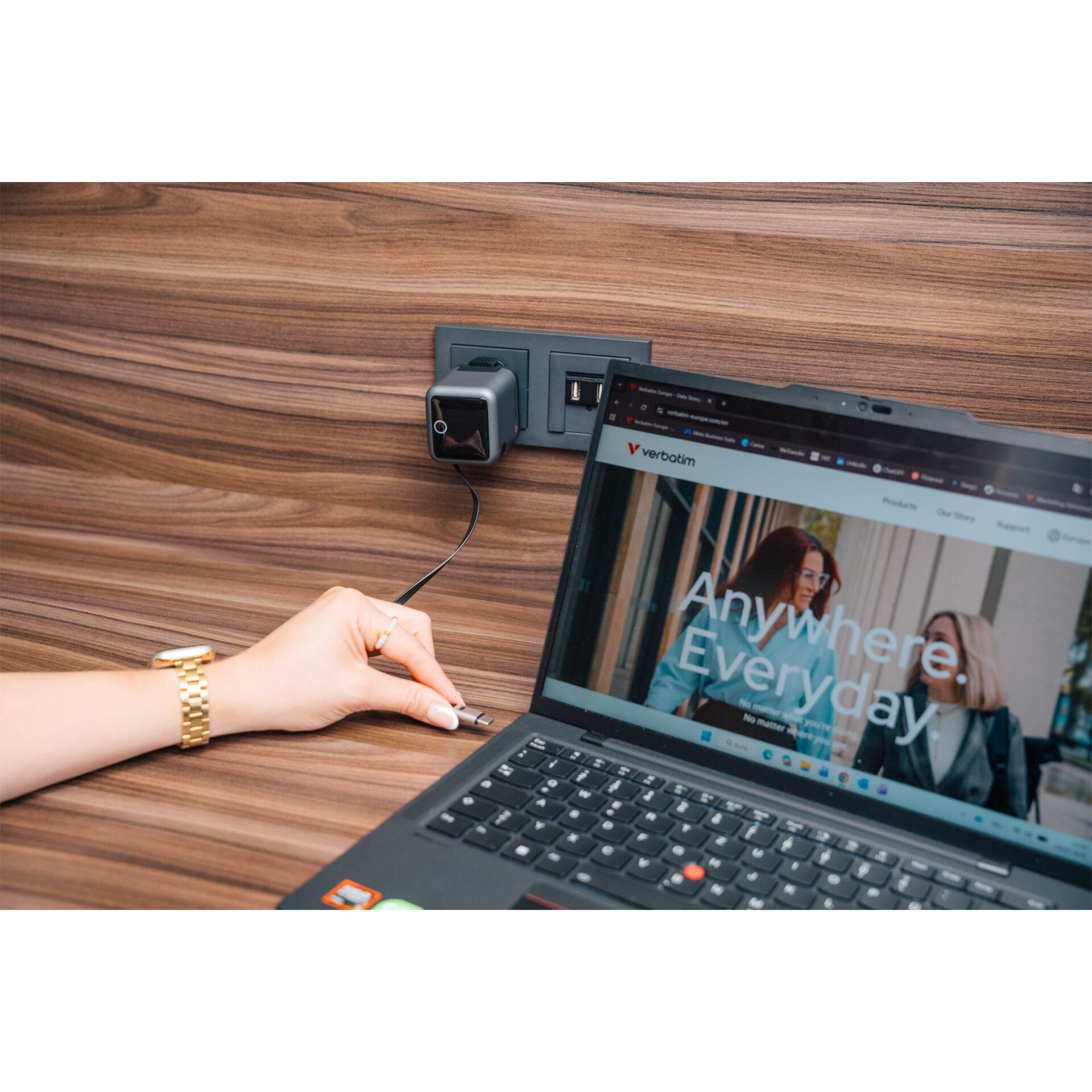 Laptop, USB-C, Stromadapter, Holzschreibtisch, Webkamera nicht sichtbar