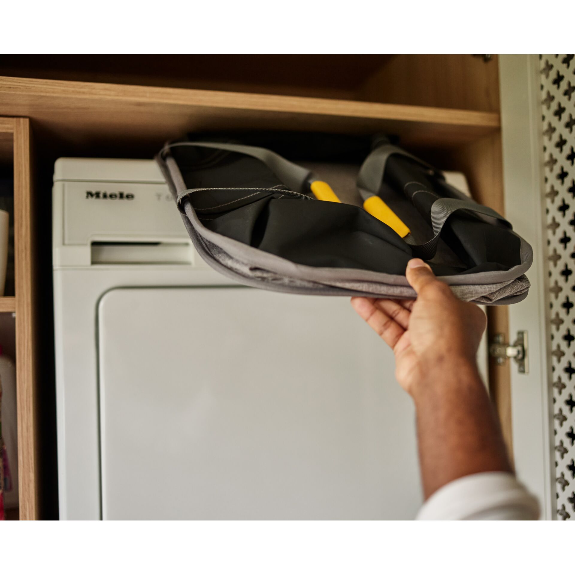 Innenarchitektur, Gerät, Handtasche, Person