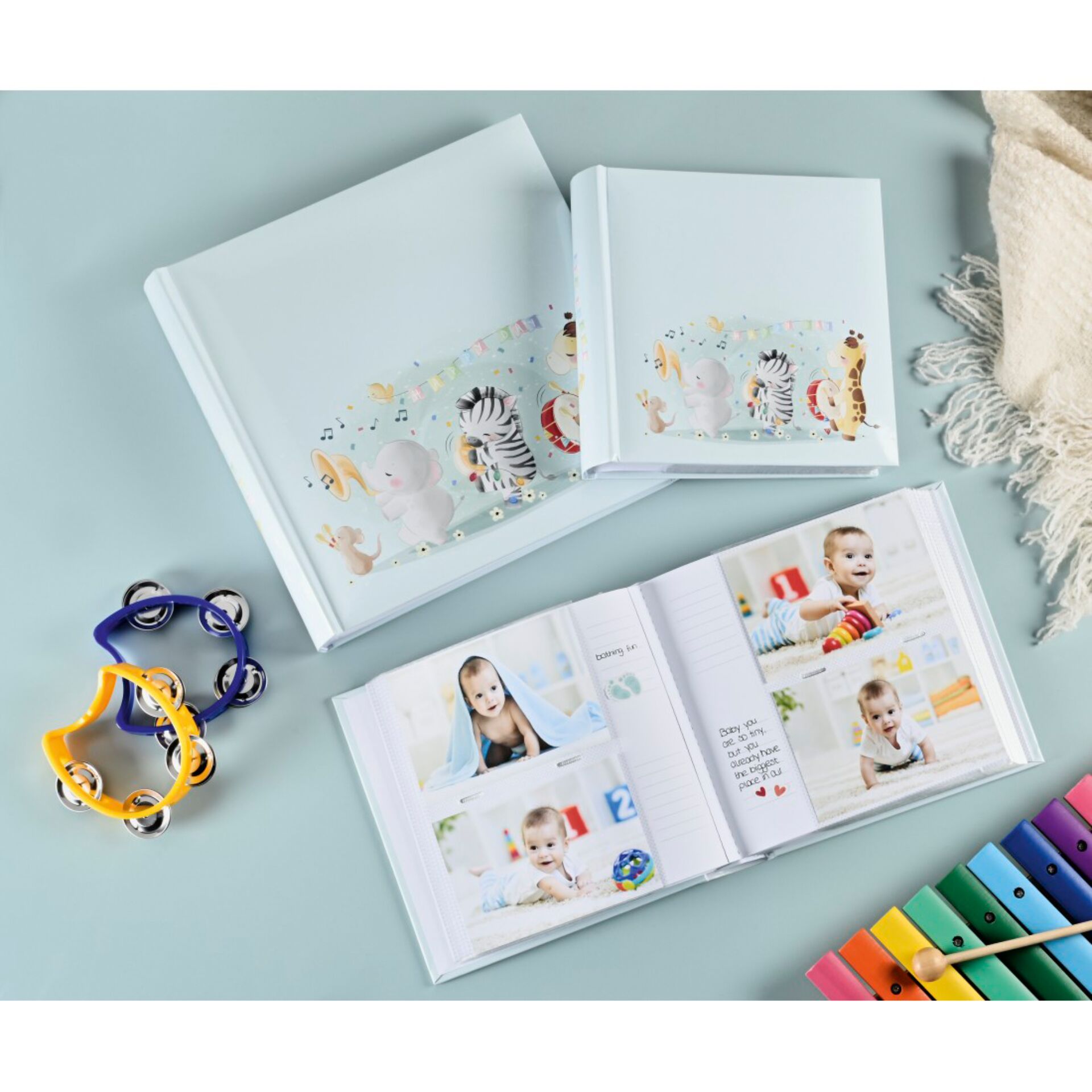 Baby-Album, Fotoalbum, Kinder-Scrapbook, Aufgeschlagene-Seiten, Buntes-Xylophon