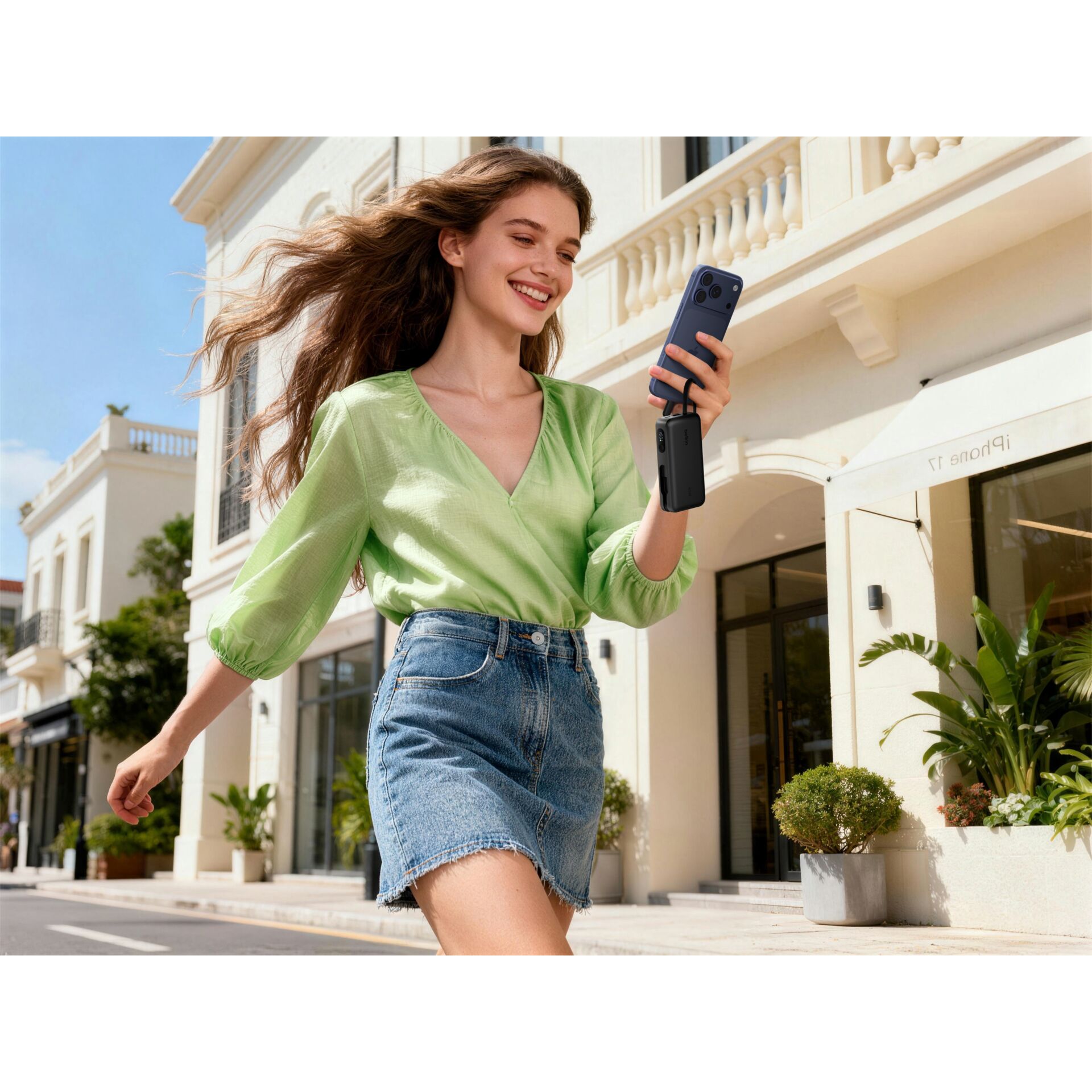 cardigan, grünes oberteil, denim-shorts, handy, portables gerät