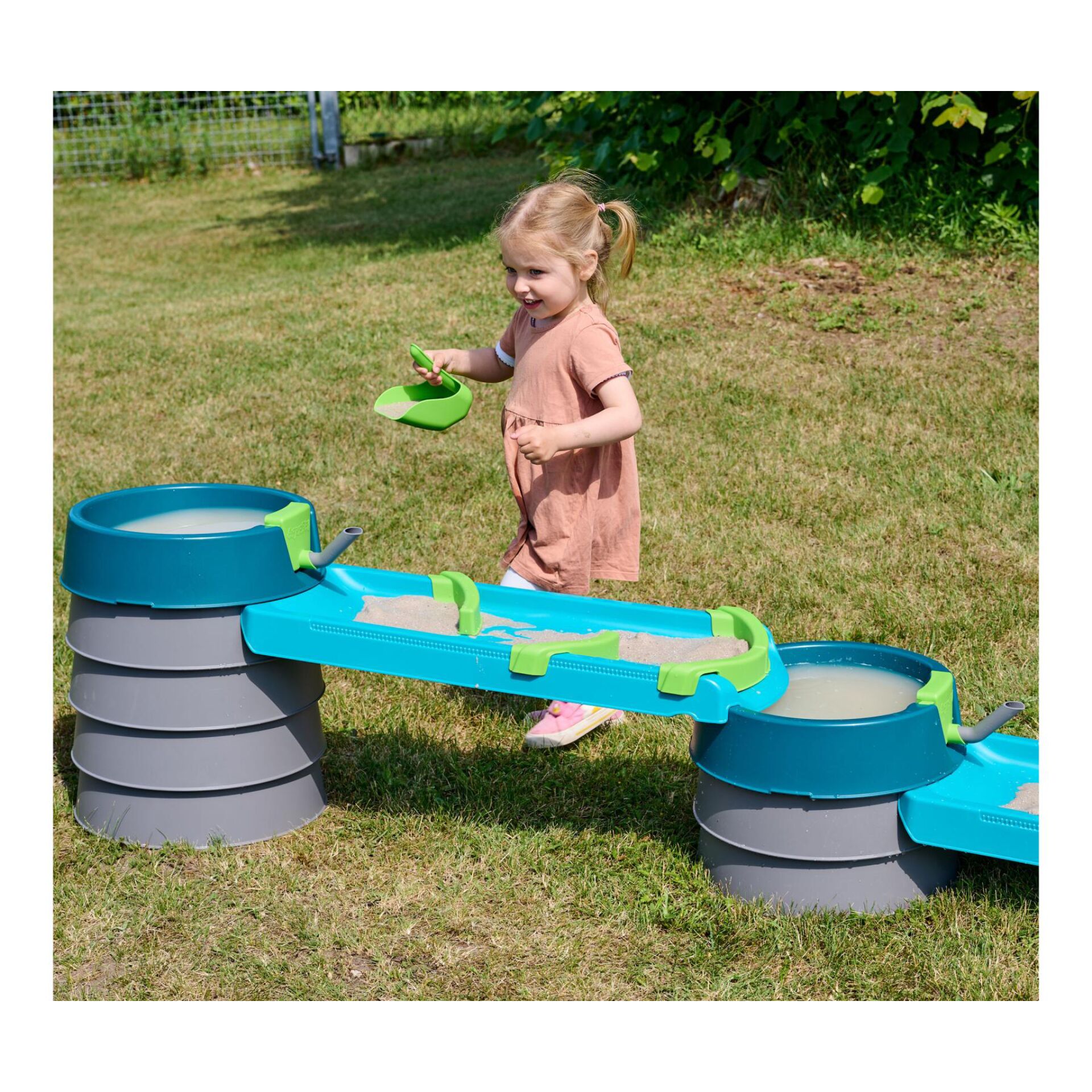 Kindergarten Spielplatz, Kinder Spielzeug, Sand- und Wasserbahn, Grün Blaue Spielbahn, Kleidung Rosa